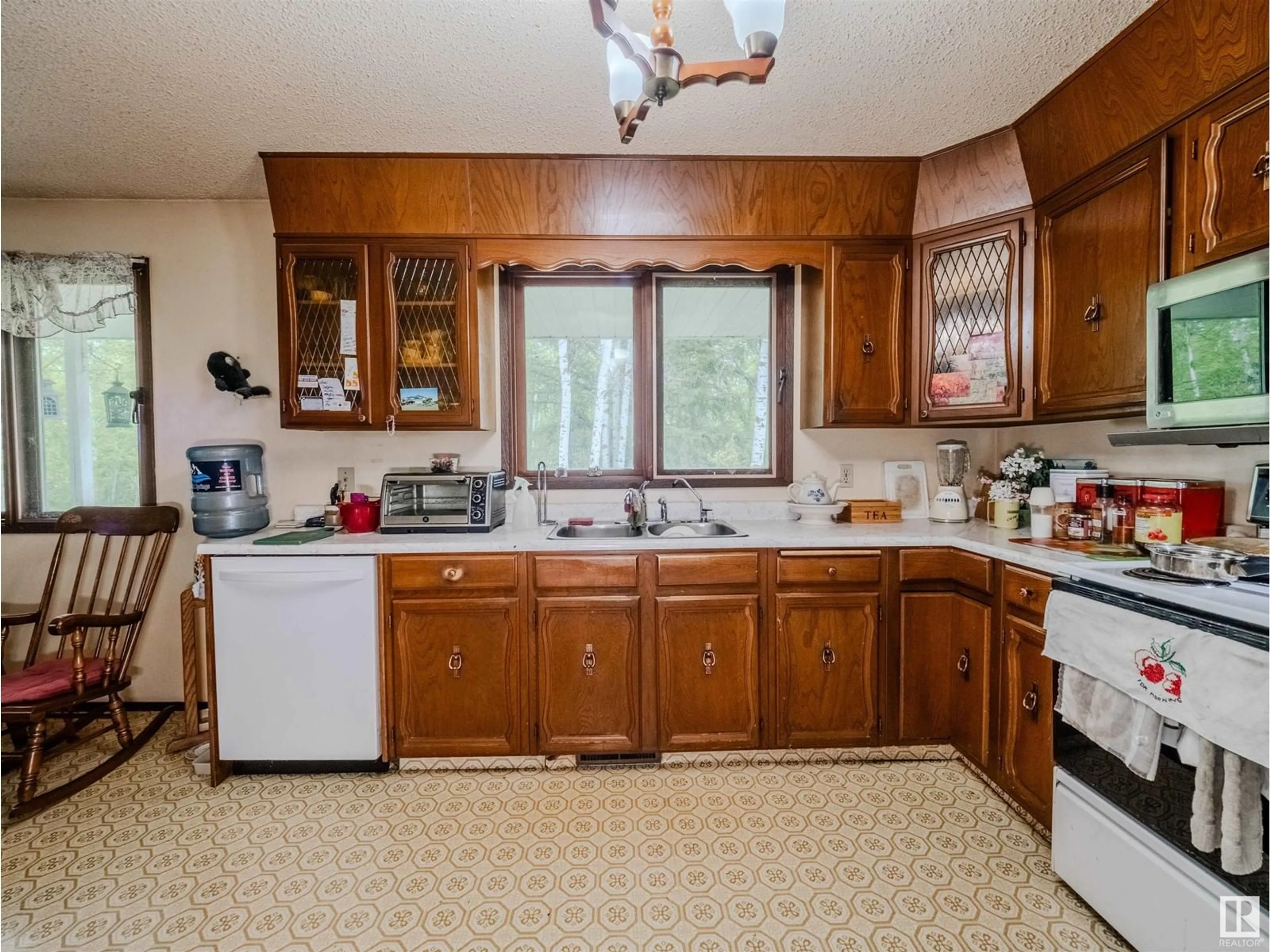 Standard kitchen, ceramic/tile floor for 277 - 51247 RGE ROAD 231, Rural Strathcona County Alberta T8B1K7