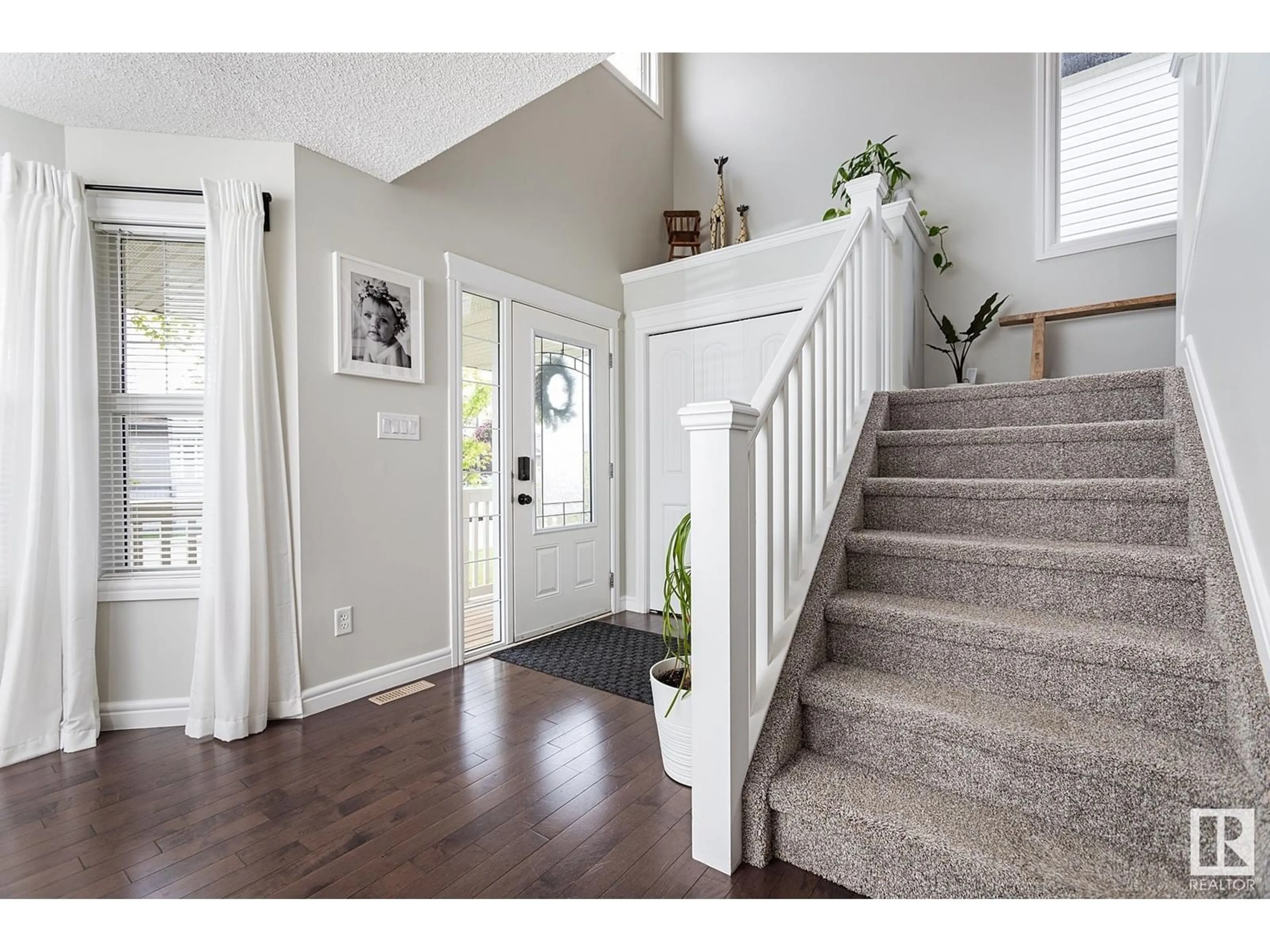 Indoor entryway for 556 STONERIDGE DR, Sherwood Park Alberta T8H0S8
