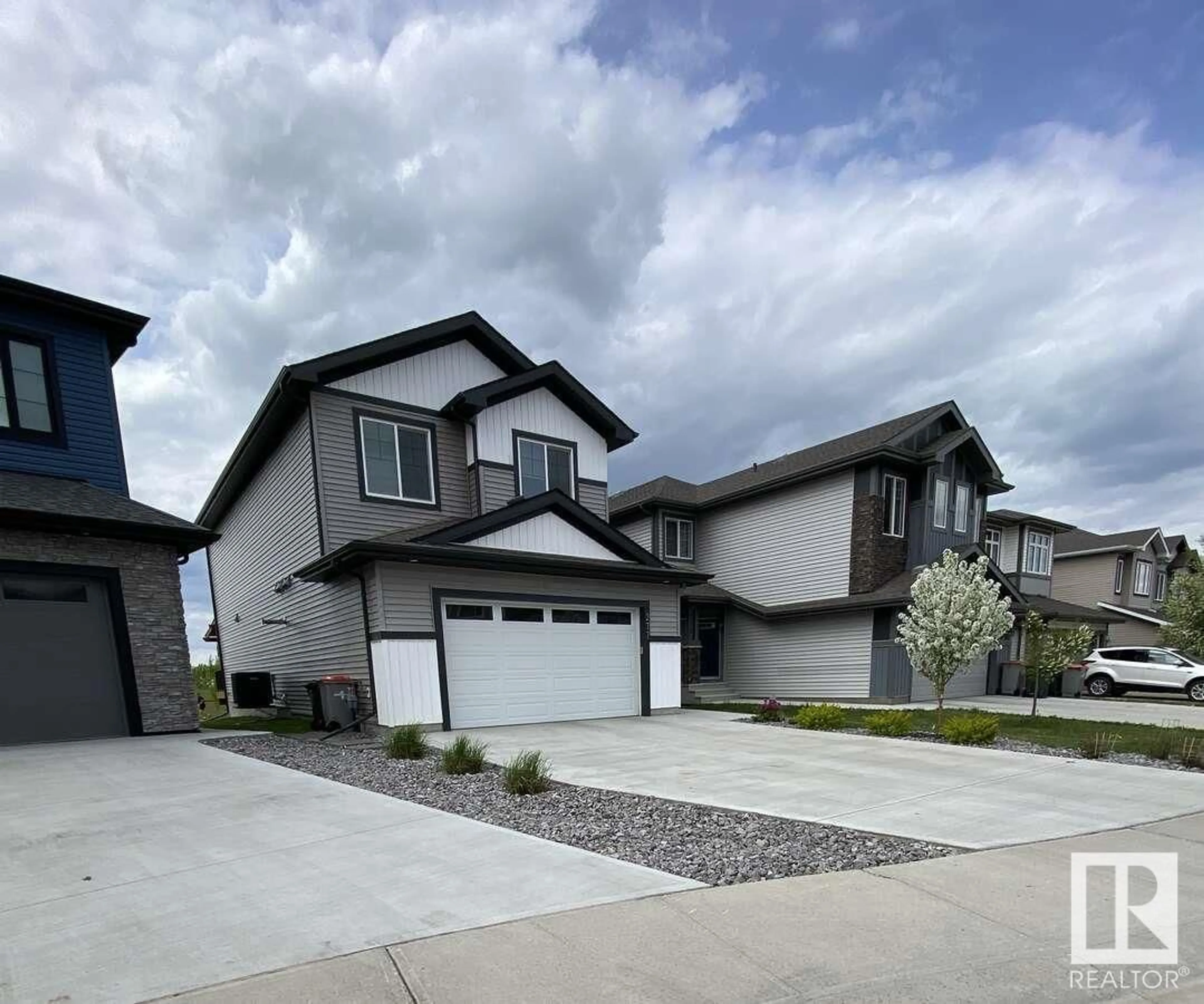 Home with vinyl exterior material, street for 277 SILVERSTONE CR, Stony Plain Alberta T7Z0E8