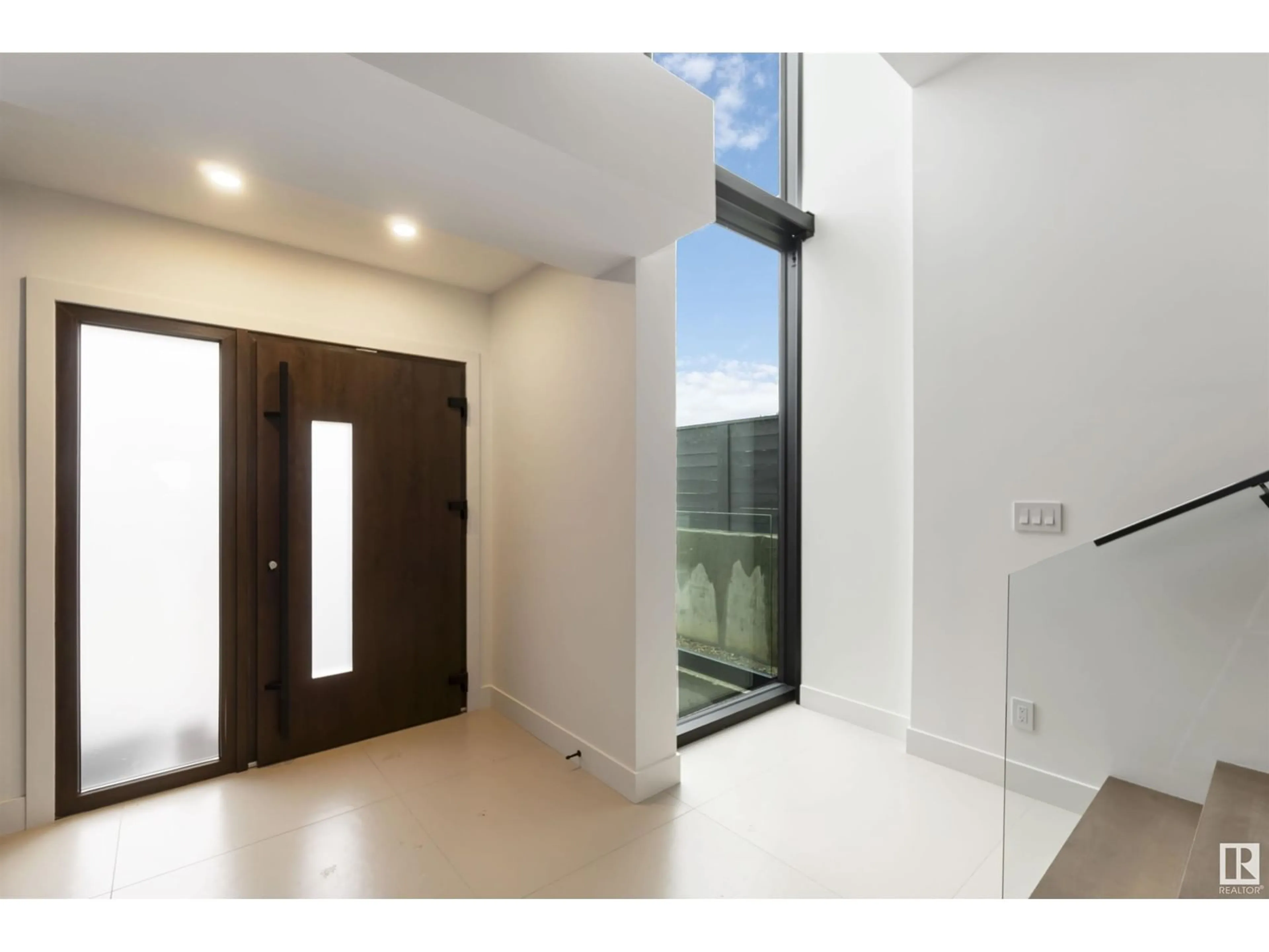 Indoor foyer for 8915 STRATHEARN DR, Edmonton Alberta T6C4C8