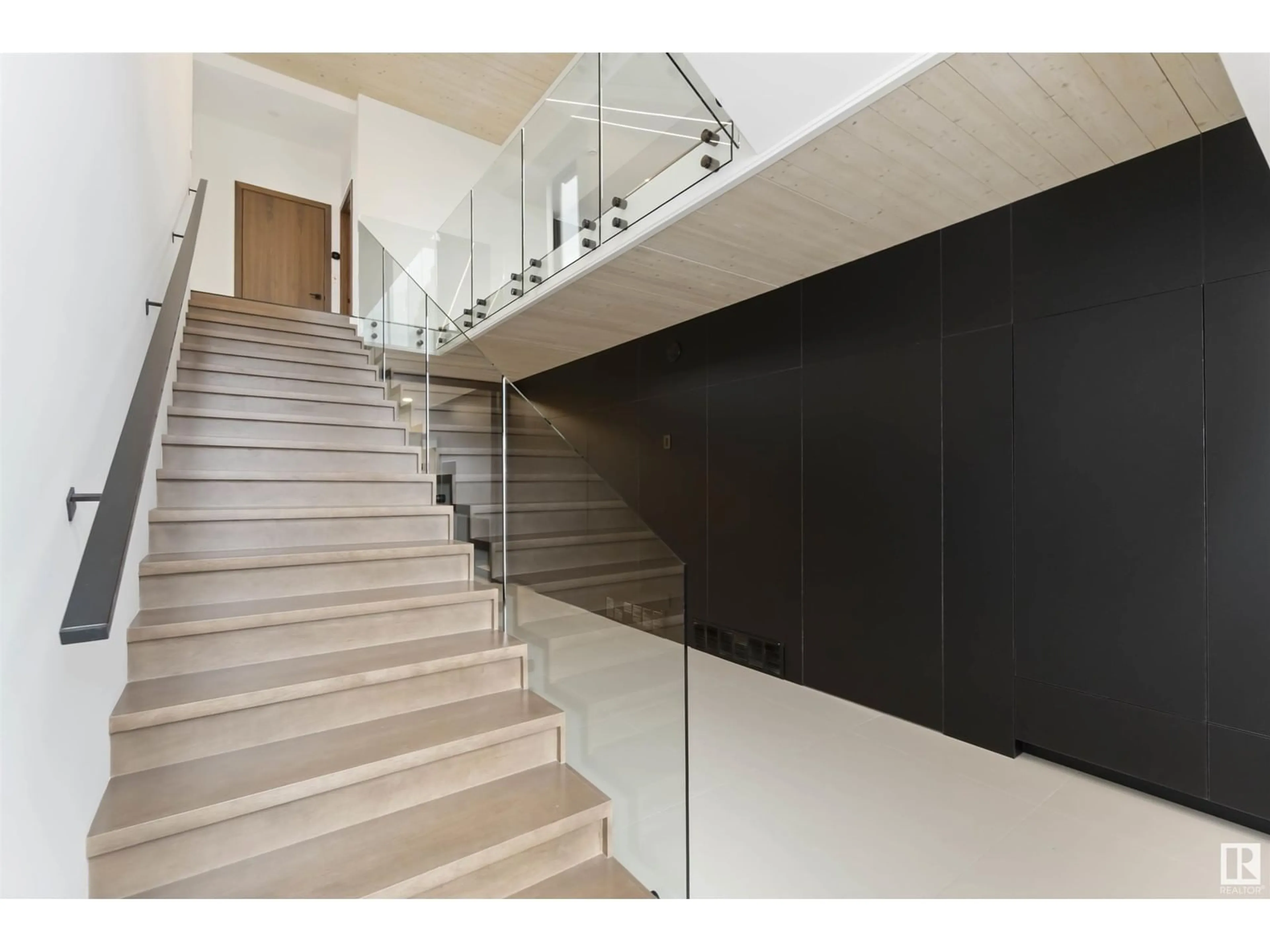 Indoor foyer for 8915 STRATHEARN DR, Edmonton Alberta T6C4C8