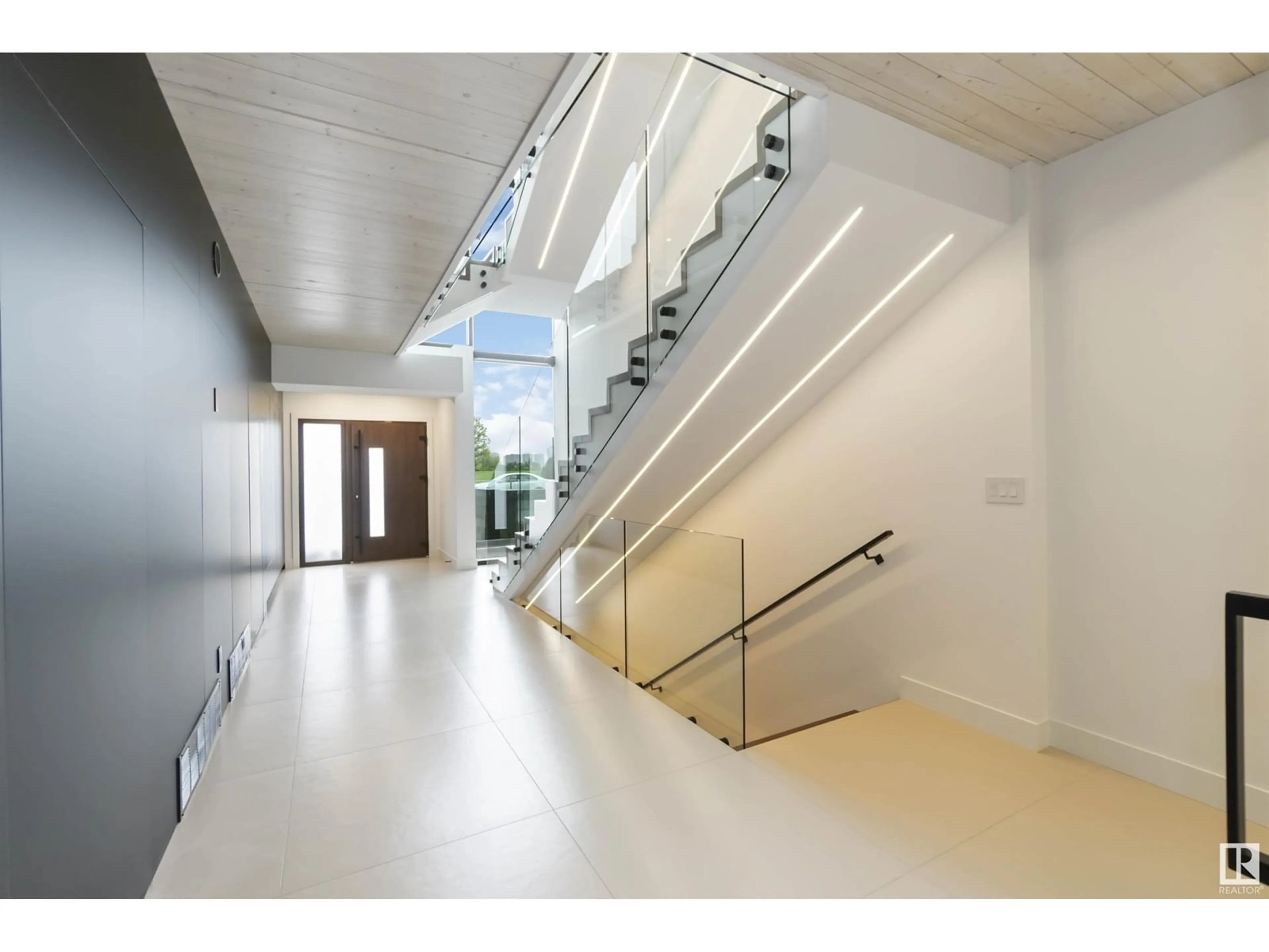 Indoor foyer for 8915 STRATHEARN DR, Edmonton Alberta T6C4C8