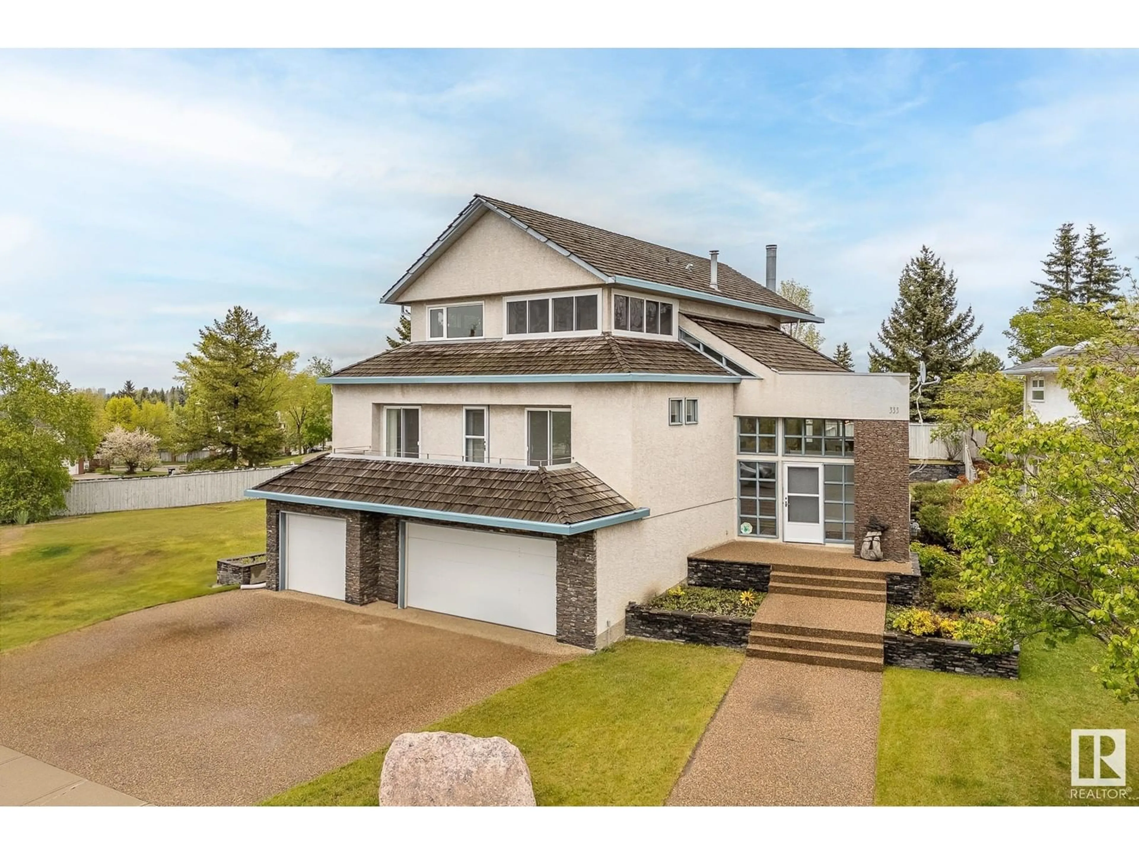 A pic from outside/outdoor area/front of a property/back of a property/a pic from drone, building for 333 REEVES WY, Edmonton Alberta T6R2B9