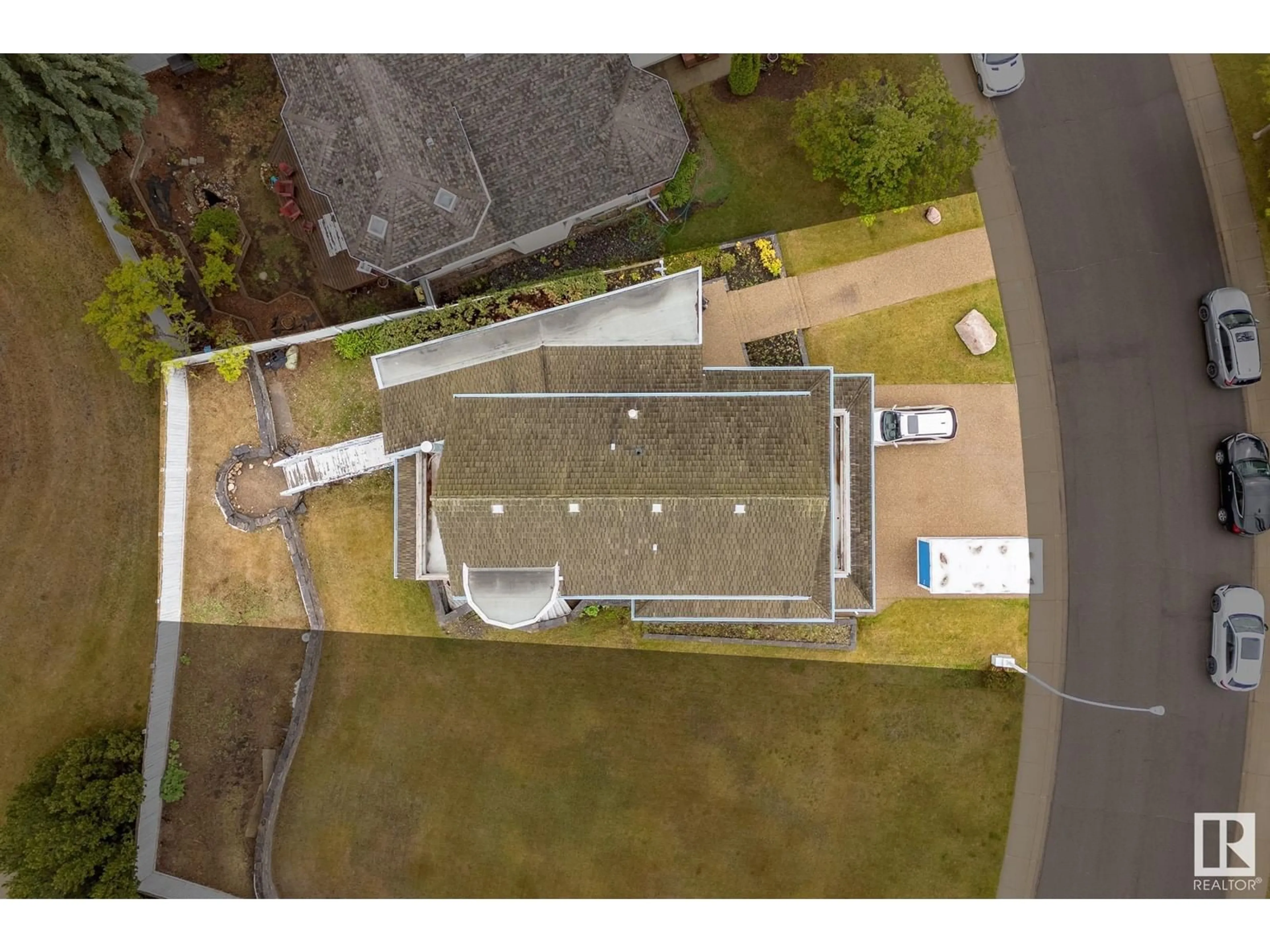 A pic from outside/outdoor area/front of a property/back of a property/a pic from drone, street for 333 REEVES WY, Edmonton Alberta T6R2B9