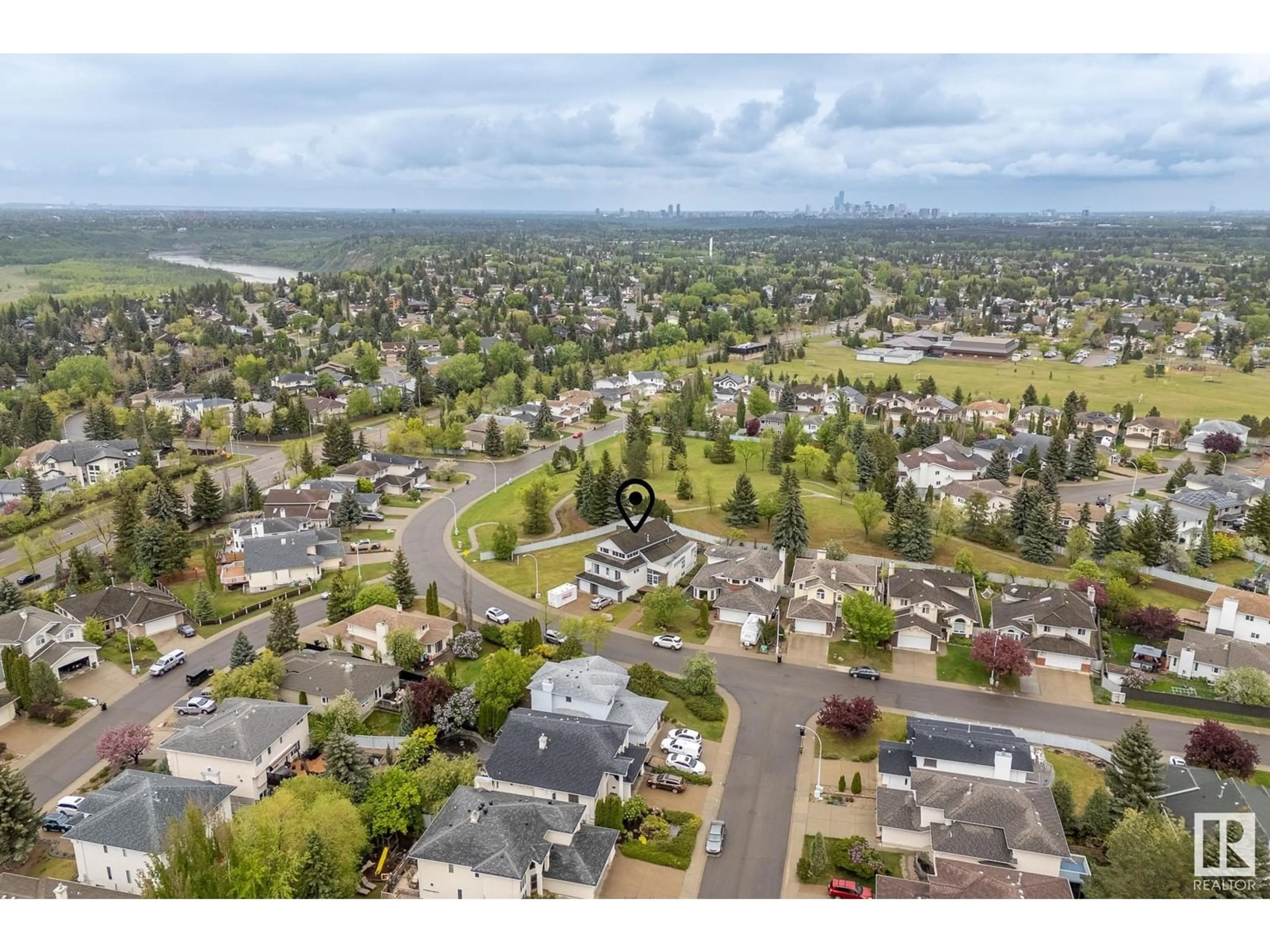 A pic from outside/outdoor area/front of a property/back of a property/a pic from drone, street for 333 REEVES WY, Edmonton Alberta T6R2B9