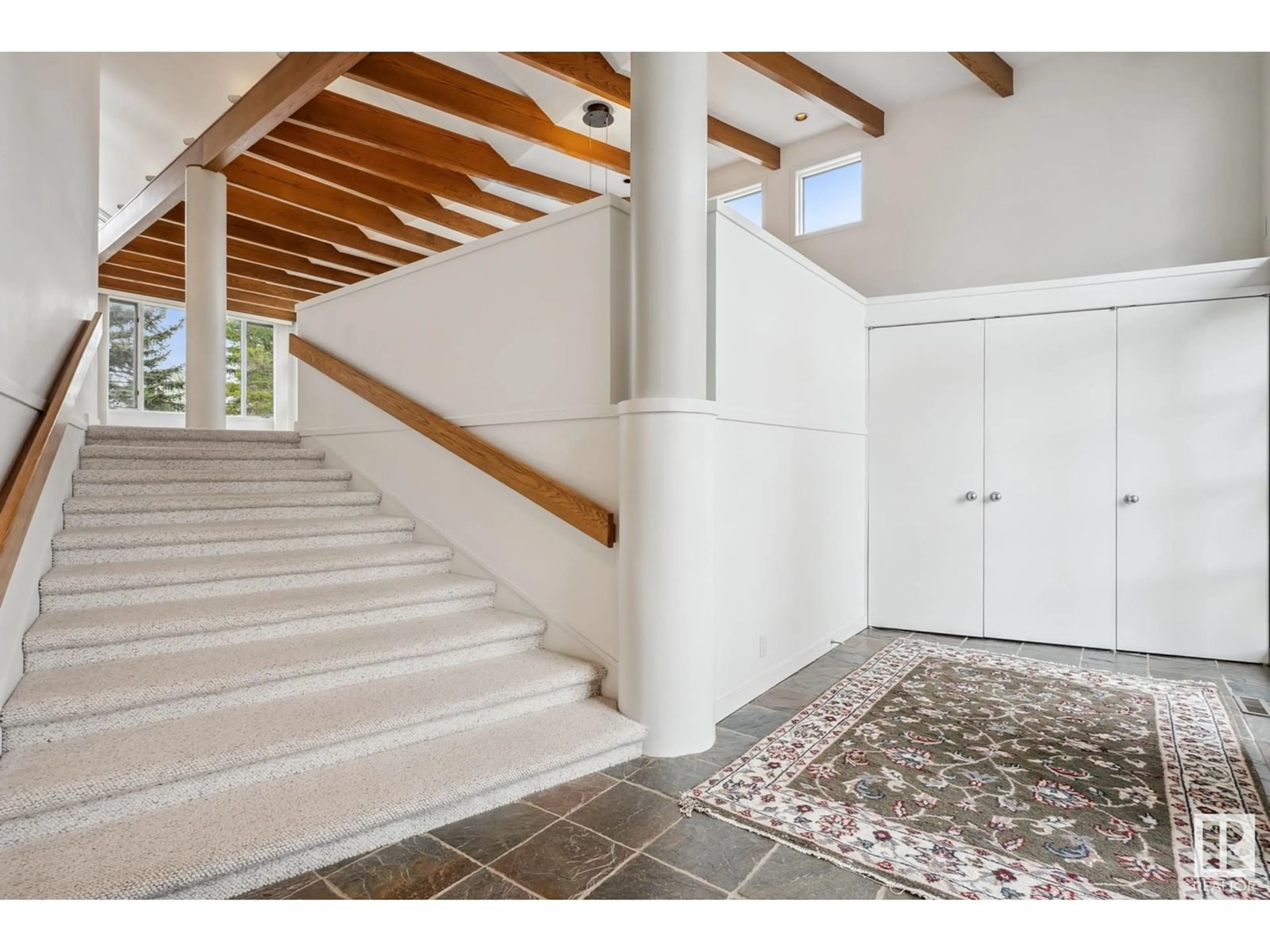 Indoor entryway for 333 REEVES WY, Edmonton Alberta T6R2B9