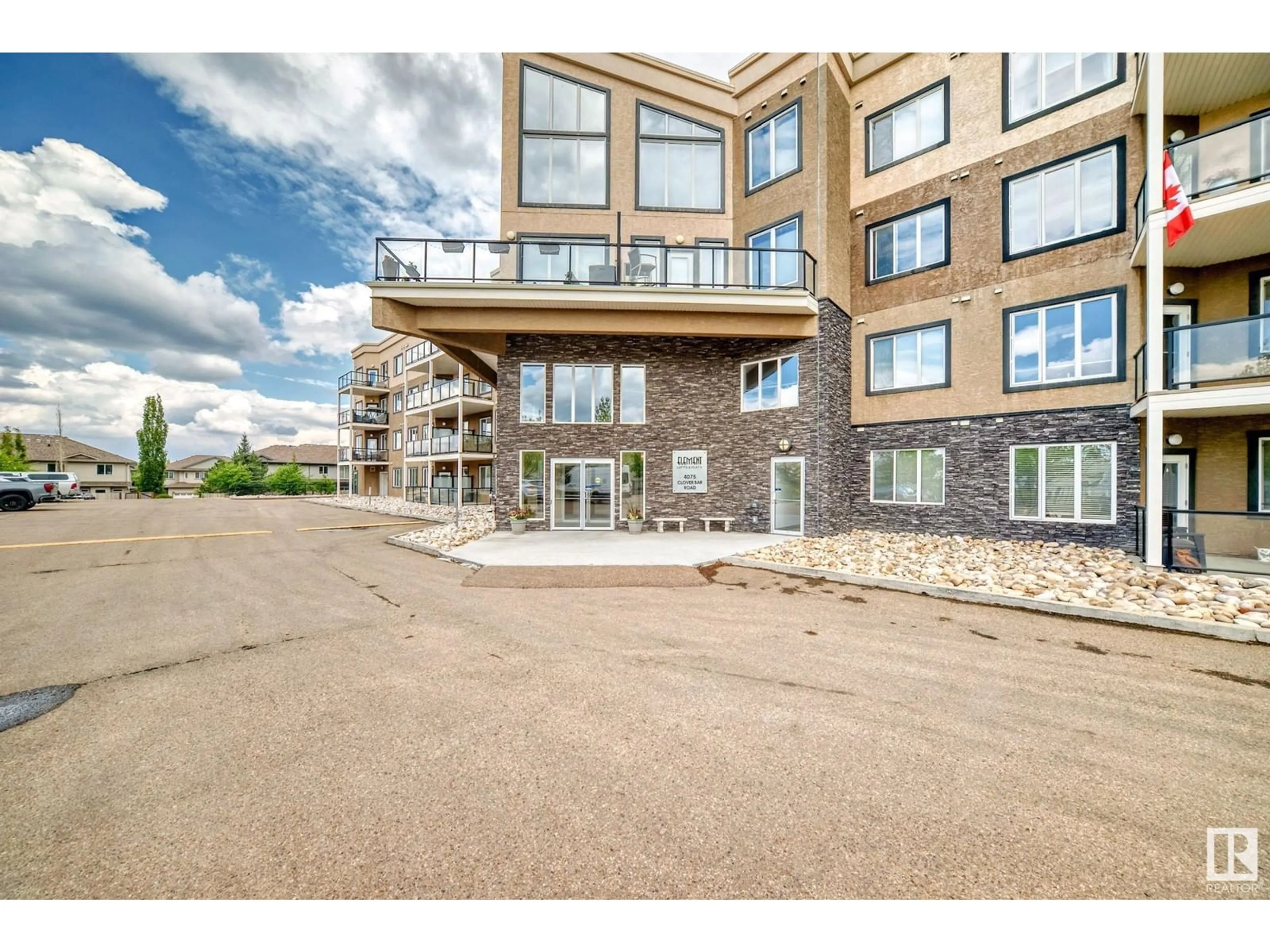 Patio, building for 4075 - 121 CLOVER BAR RD, Sherwood Park Alberta T8H0R6