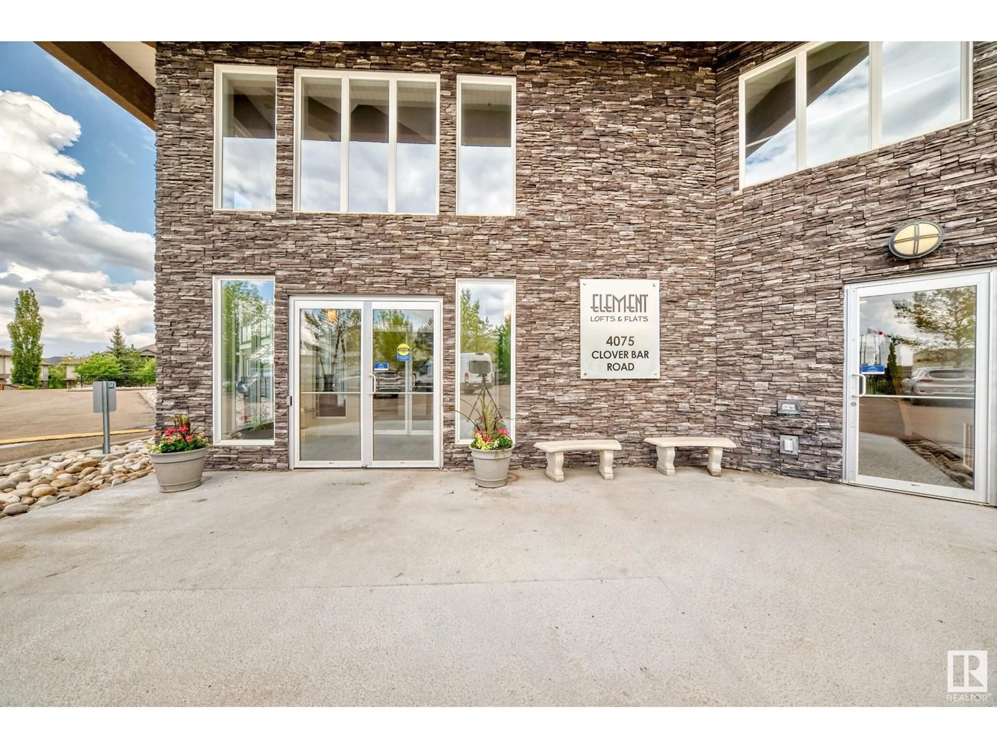 Indoor foyer for 4075 - 121 CLOVER BAR RD, Sherwood Park Alberta T8H0R6