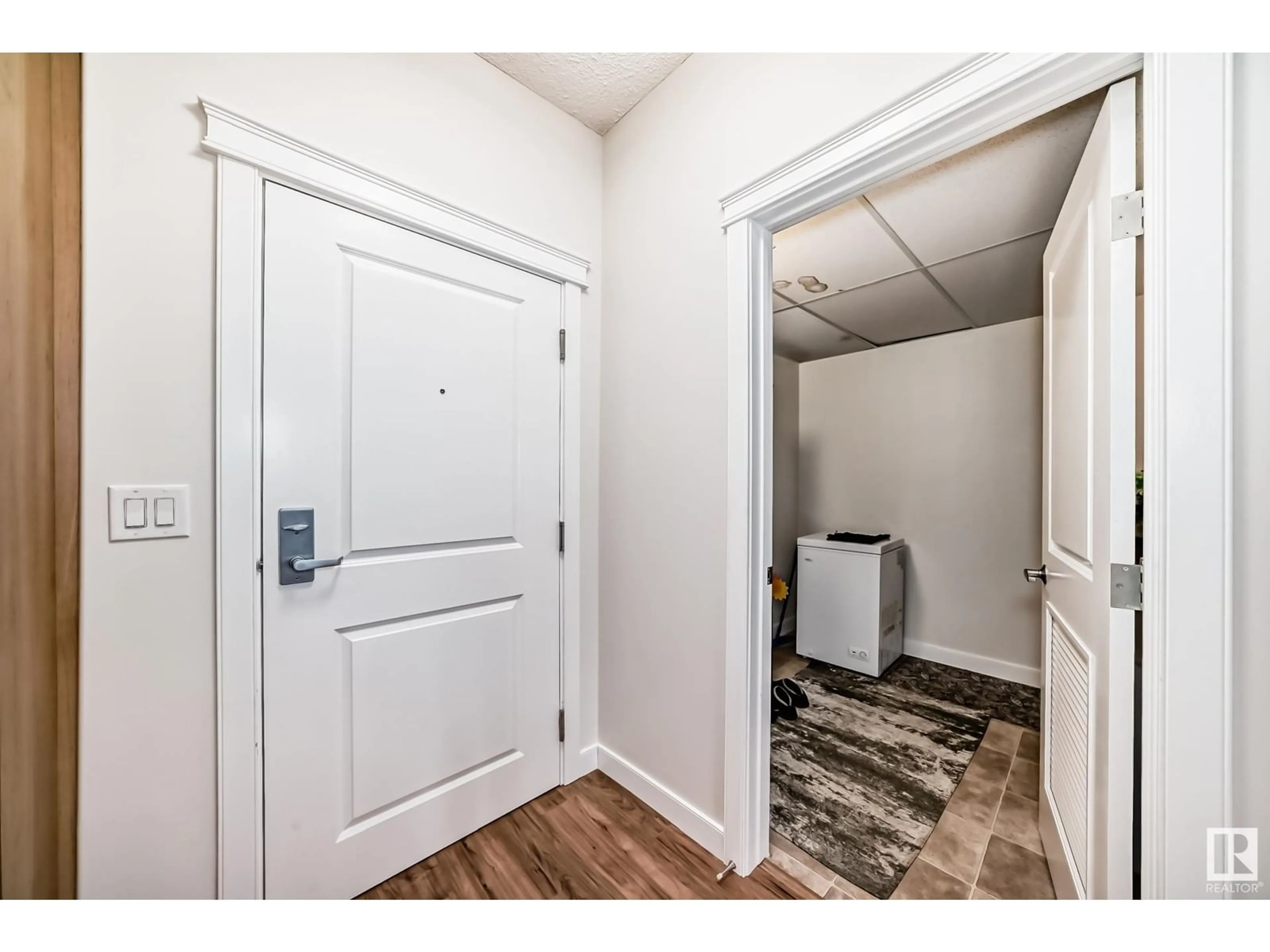 Indoor entryway for 4075 - 121 CLOVER BAR RD, Sherwood Park Alberta T8H0R6