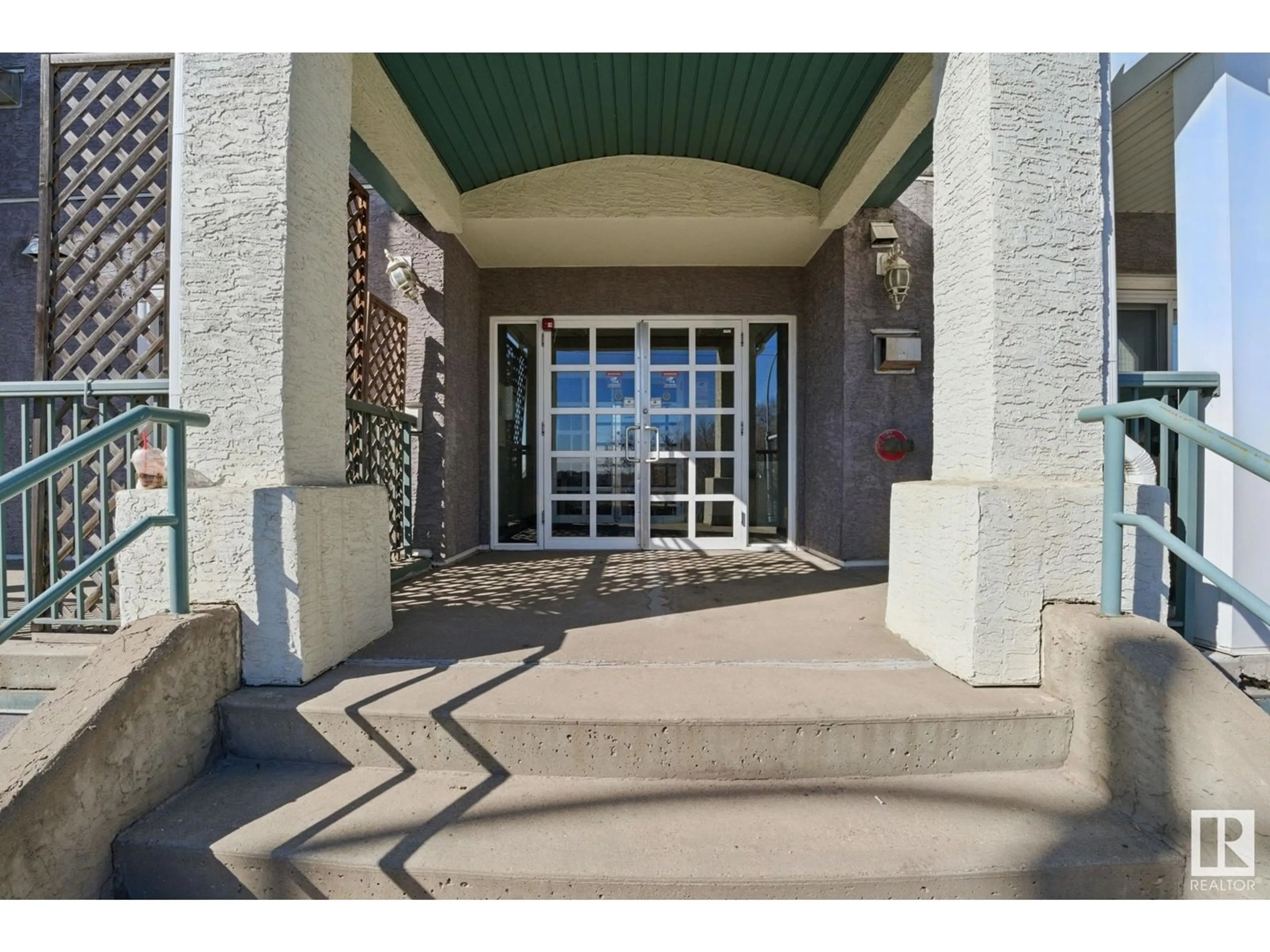Indoor foyer for #407 - 10118 95 ST NW, Edmonton Alberta T5H4R6