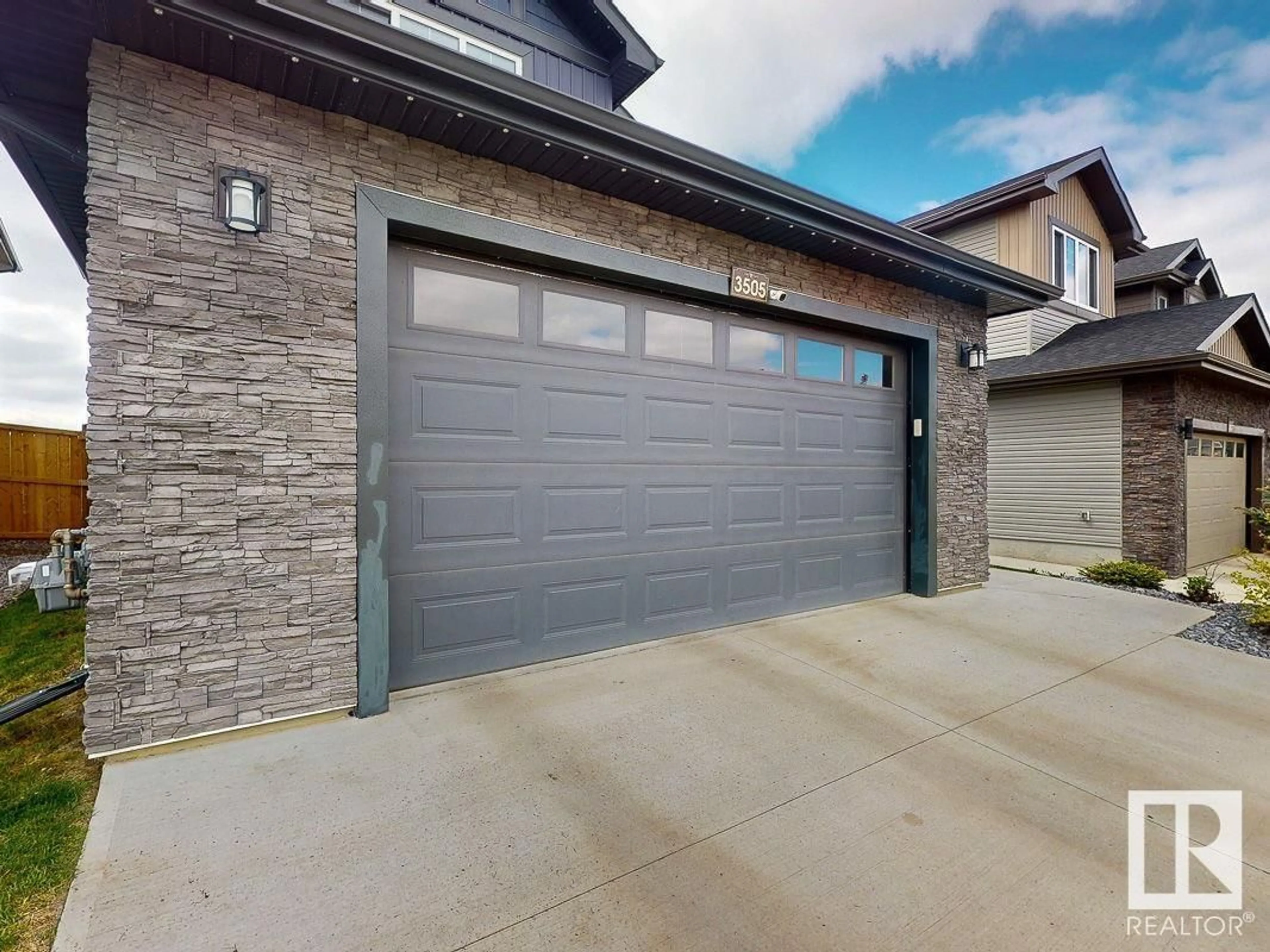Indoor garage for 3505 46 AV, Beaumont Alberta T4X2Y4