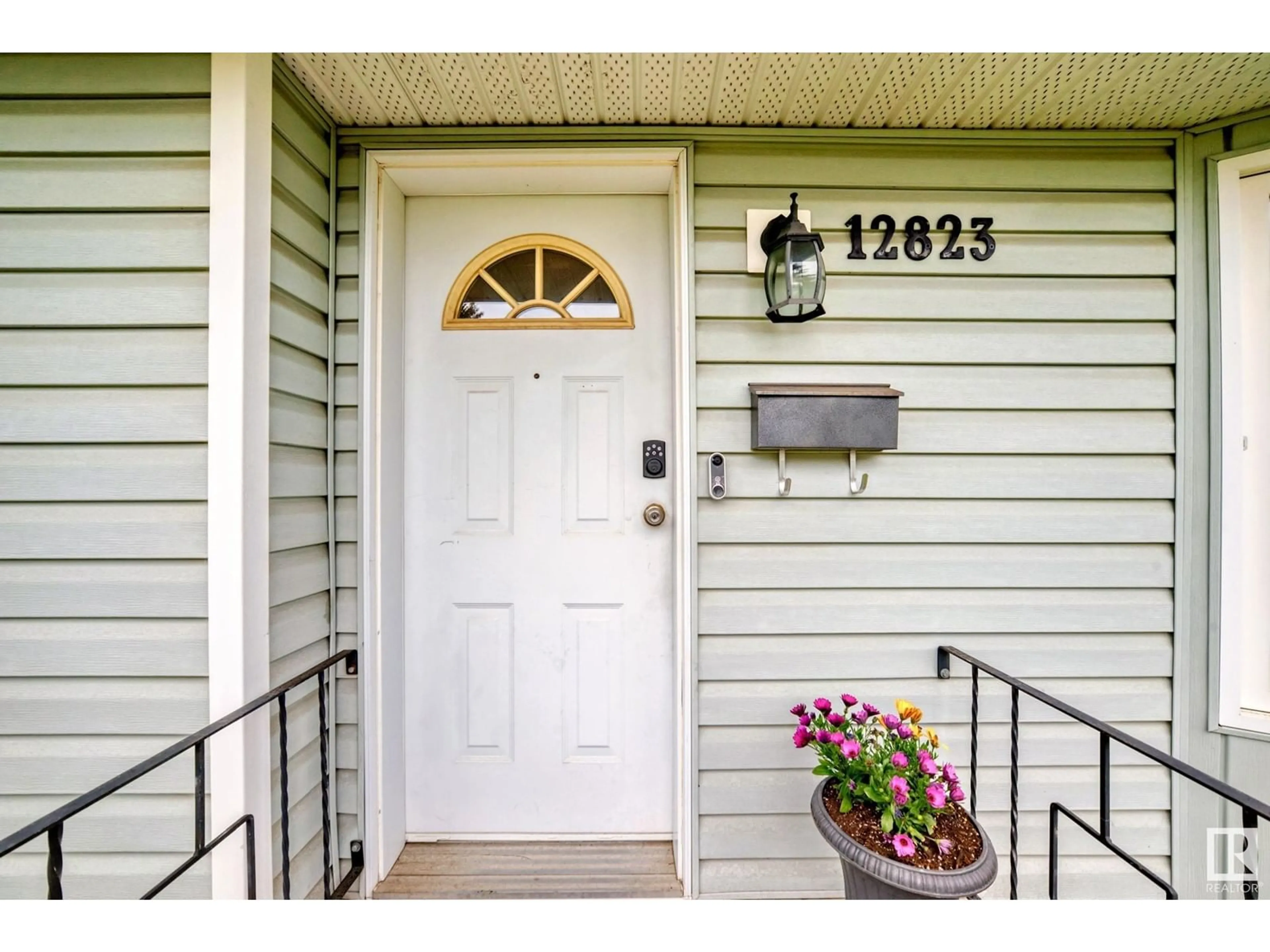 Indoor entryway for 12823 95A ST, Edmonton Alberta T5E3Z8