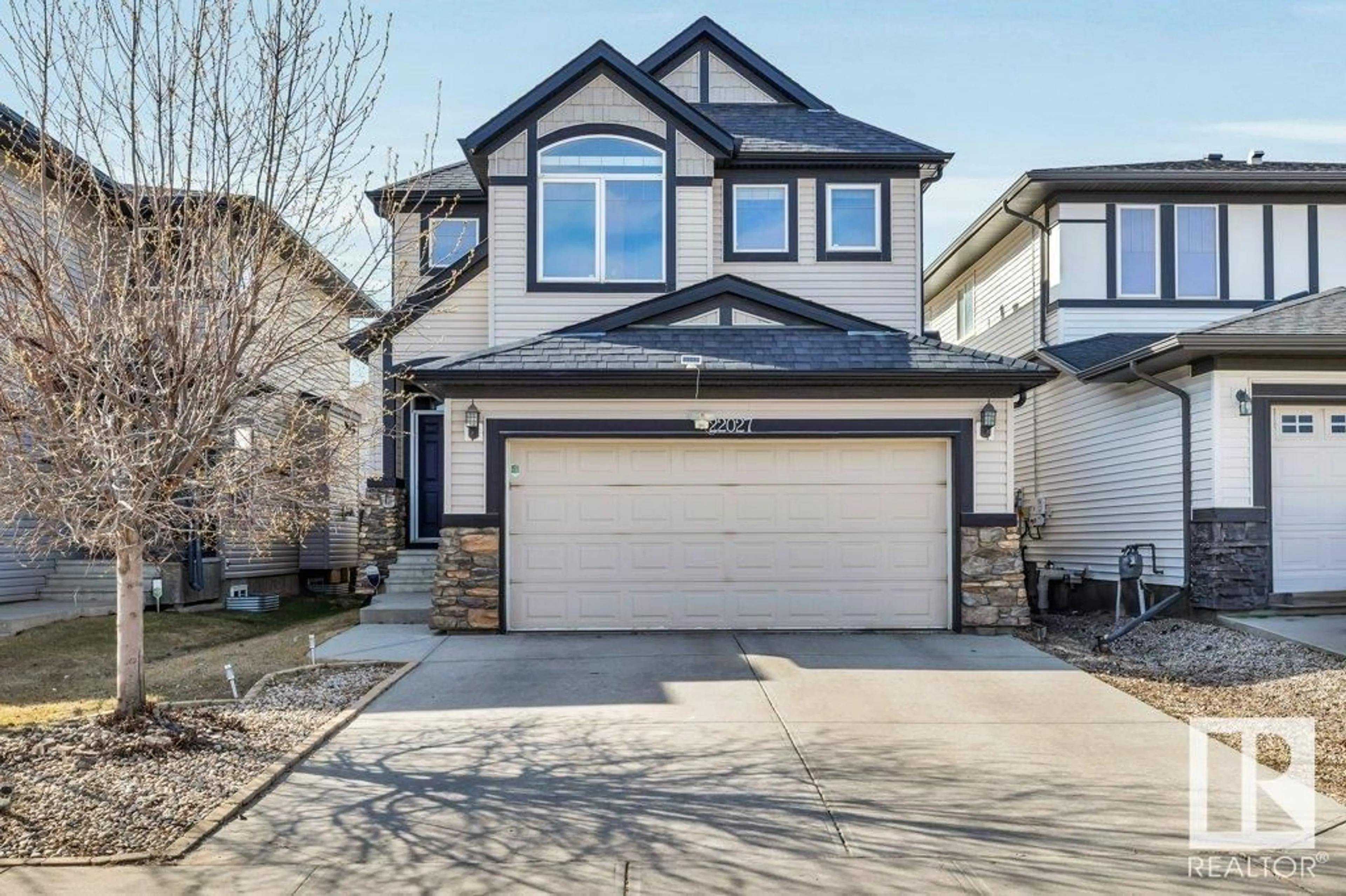 Home with vinyl exterior material, street for 22027 95 AV, Edmonton Alberta T5T4A7