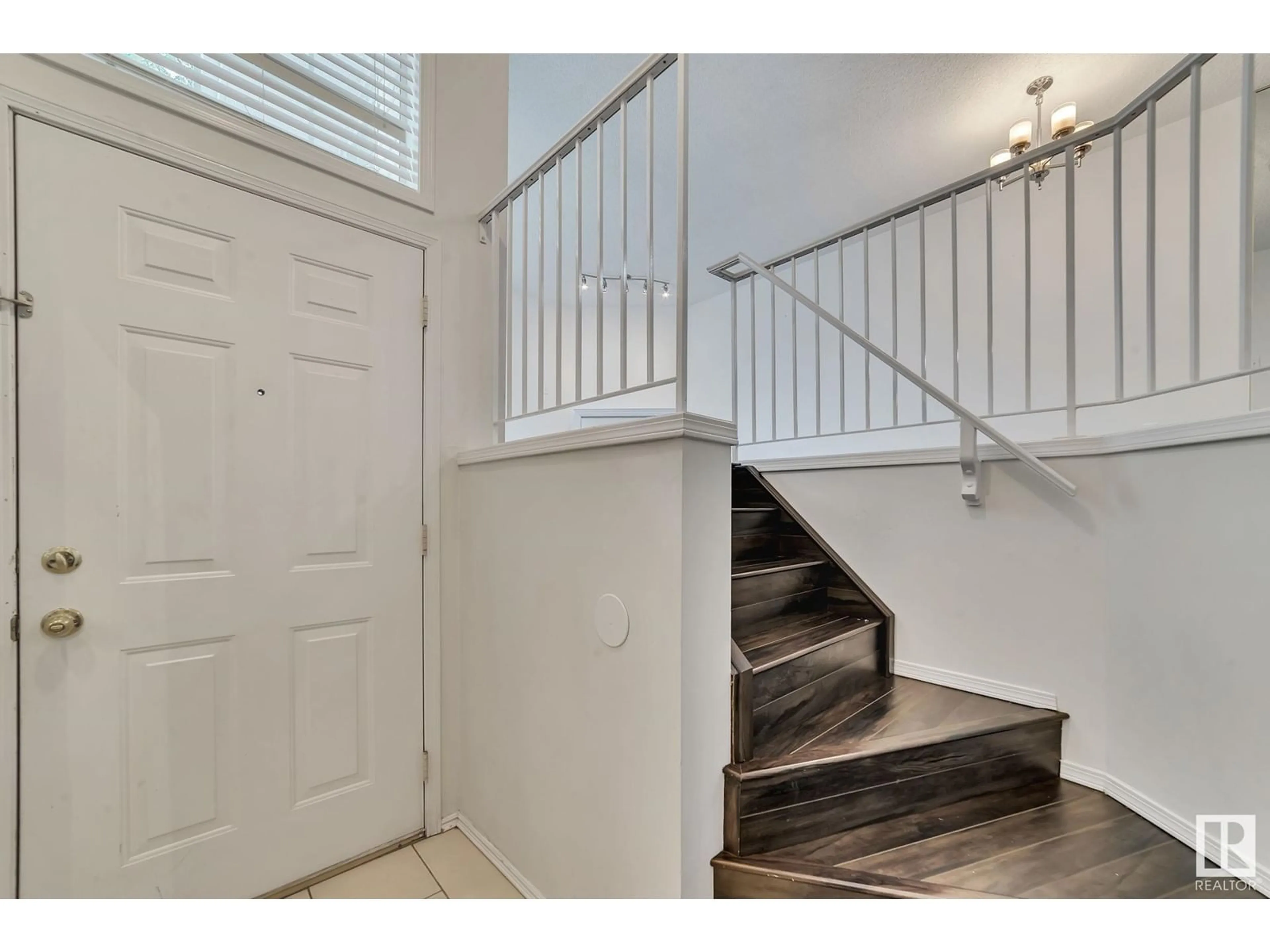 Indoor entryway for 3450 43 AV, Edmonton Alberta T6L6W9