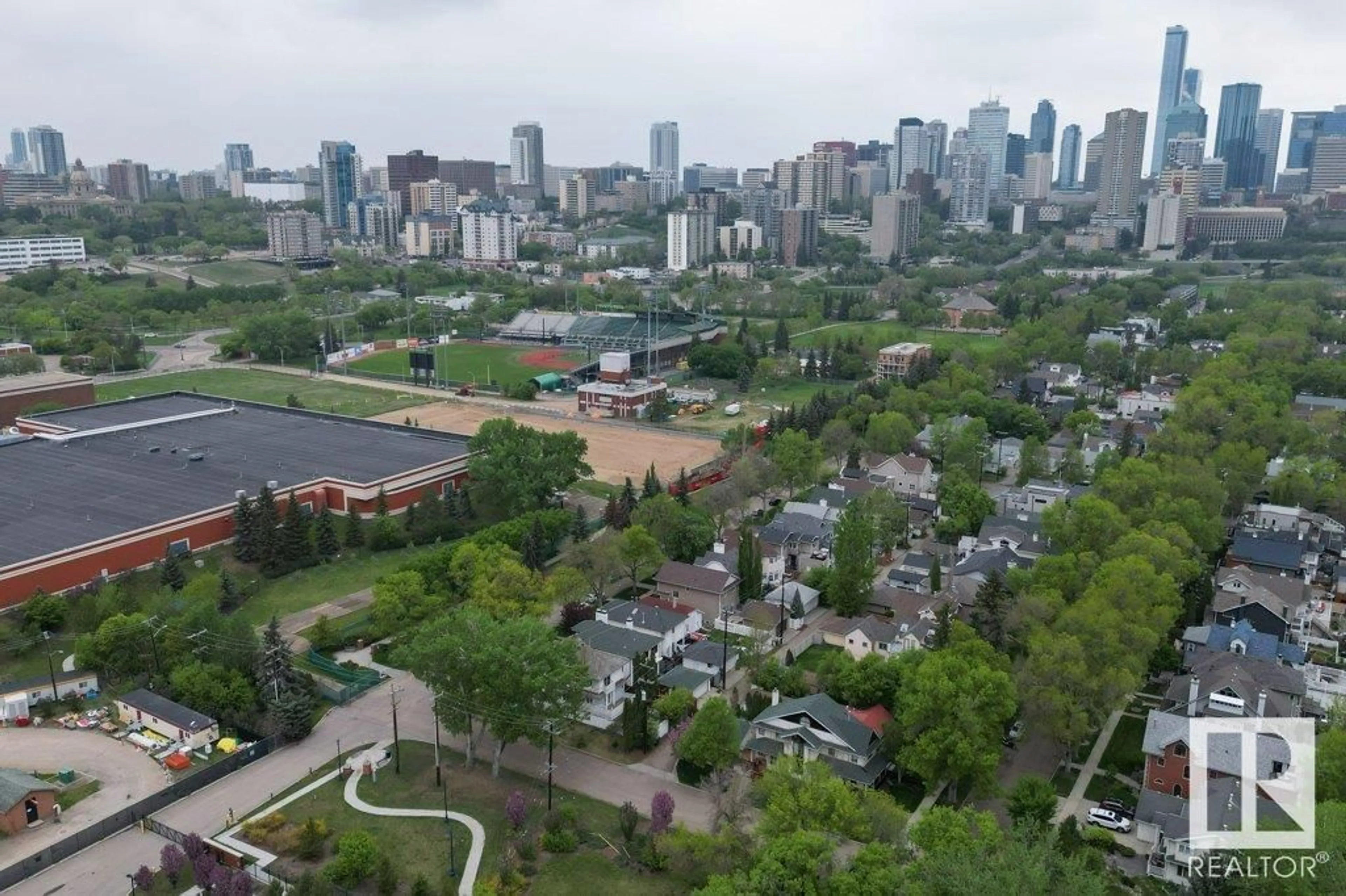 A pic from outside/outdoor area/front of a property/back of a property/a pic from drone, city buildings view from balcony for NW - 9401 101 ST, Edmonton Alberta T5K0W5