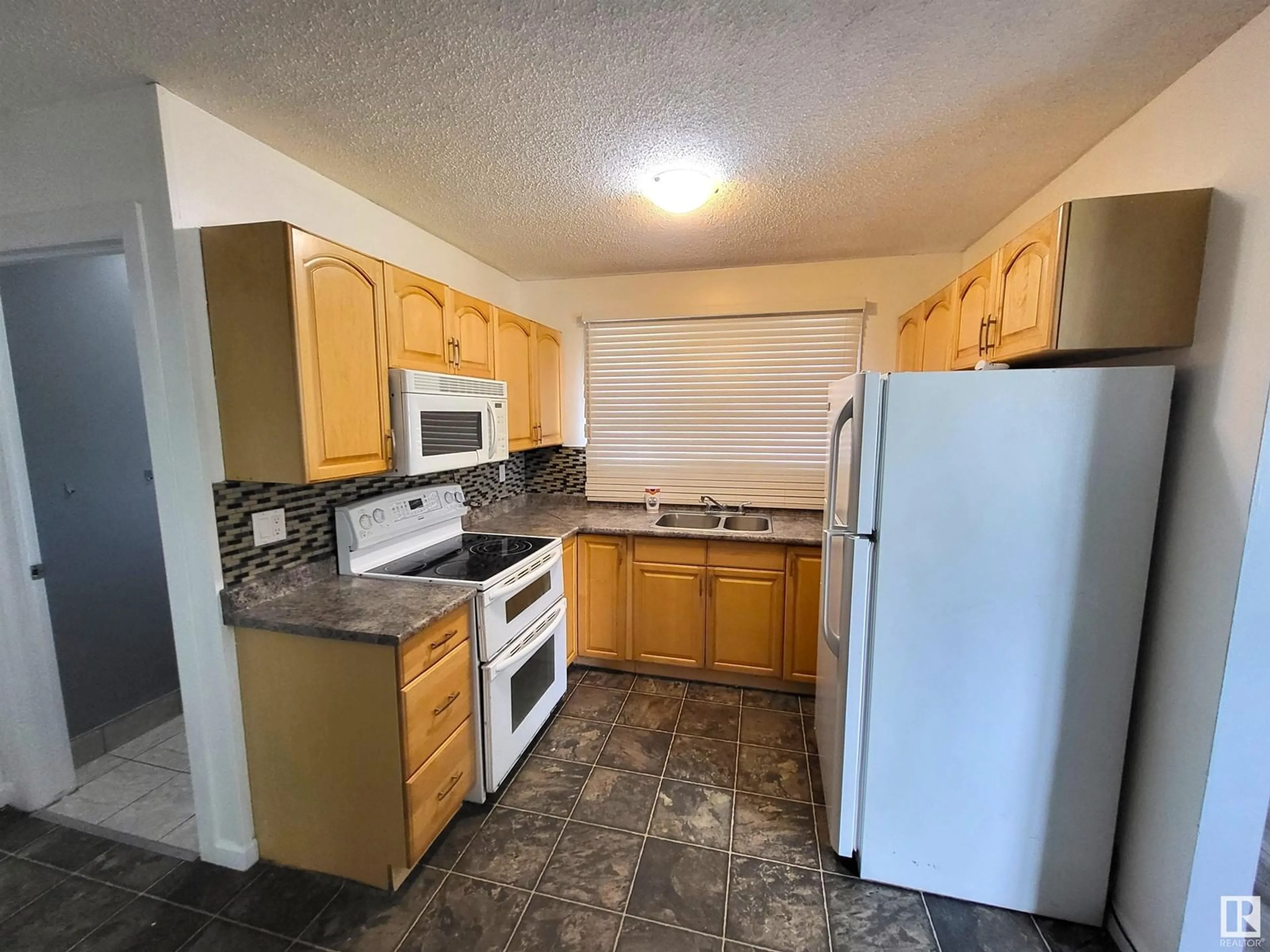 Standard kitchen, unknown for NW - 1641 LAKEWOOD W, Edmonton Alberta T6K2V8