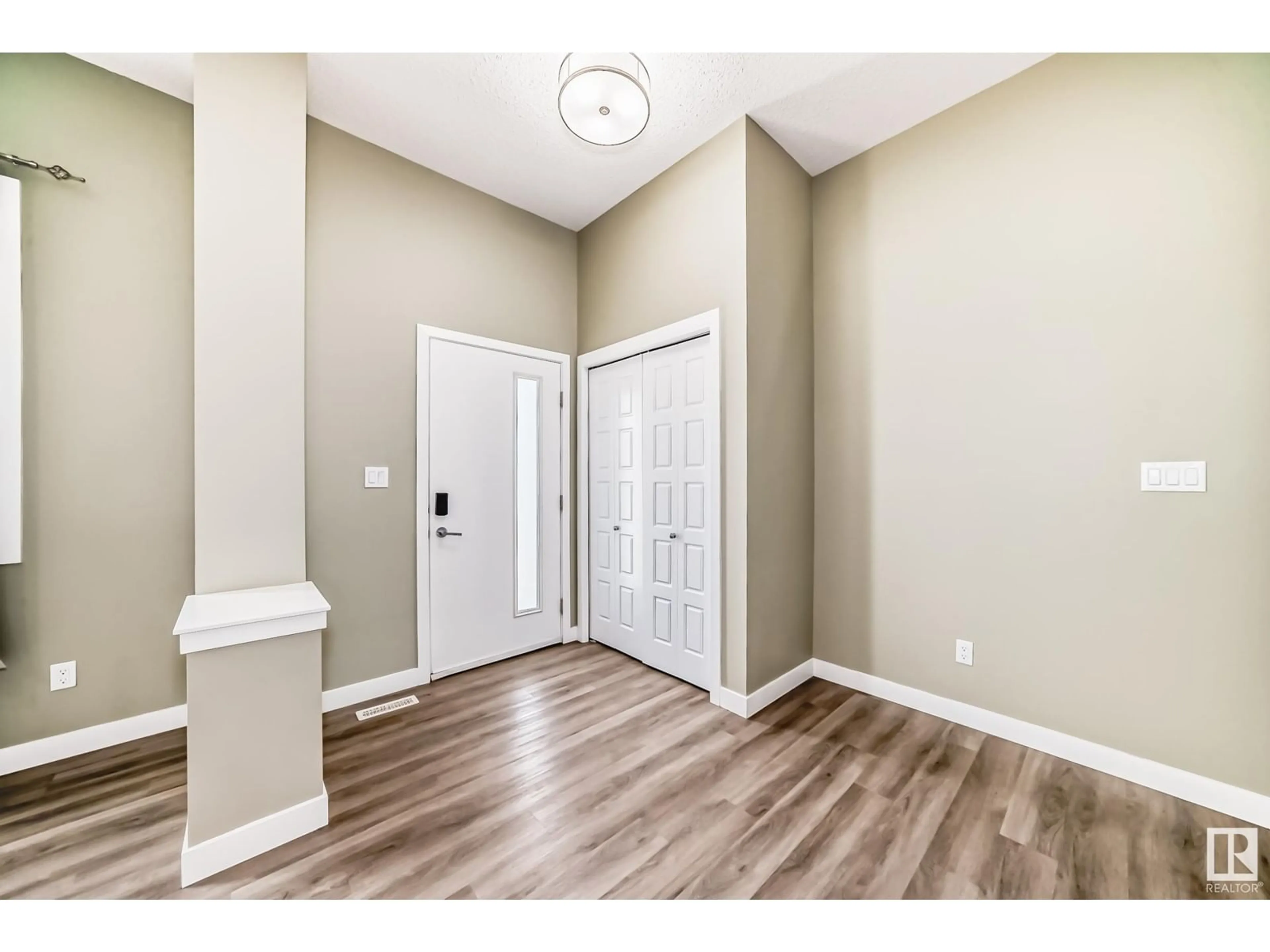 Indoor entryway for 5213 EDGEMONT BV, Edmonton Alberta T6W1J9