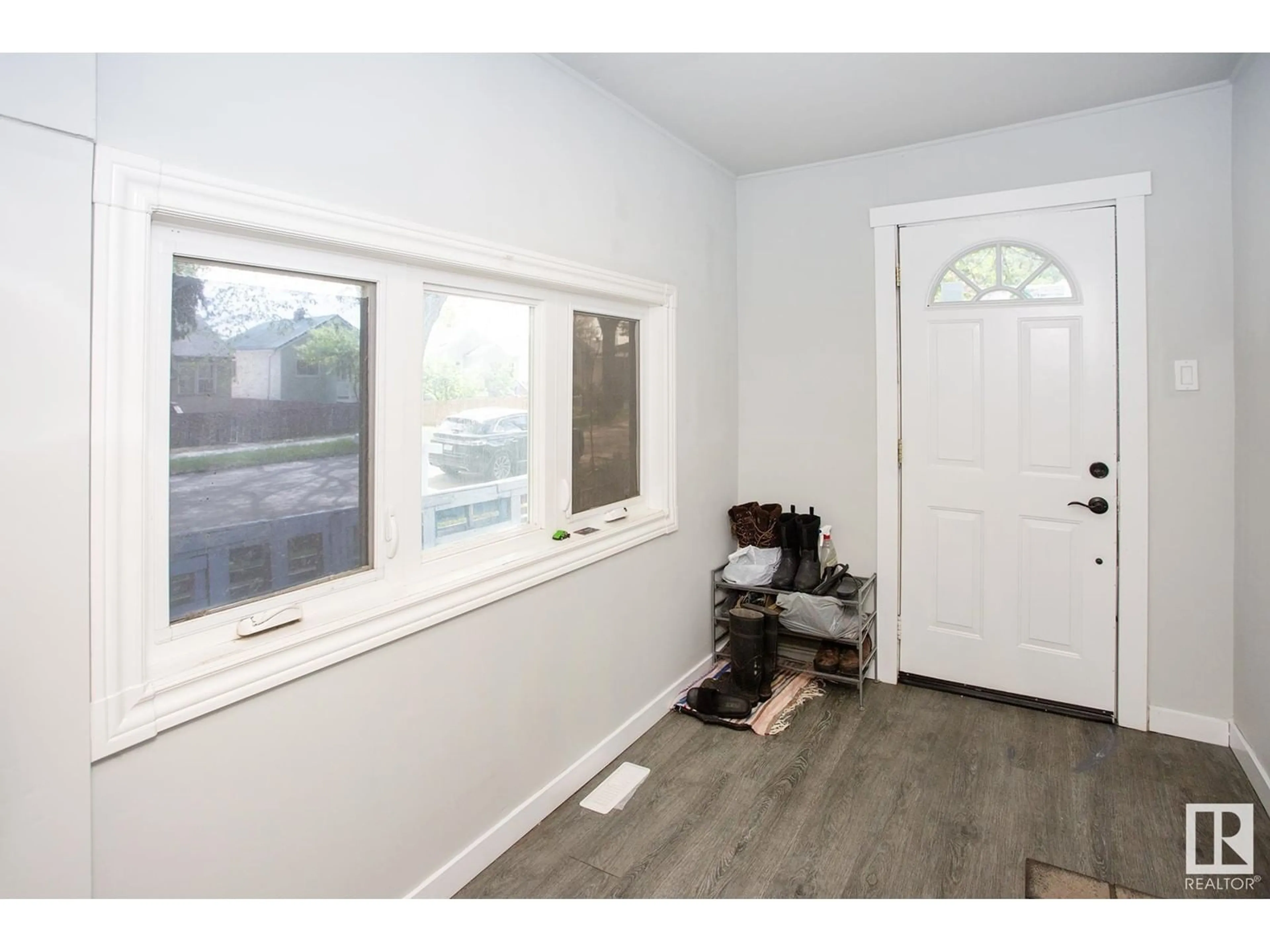 Indoor entryway for 11536 83 ST, Edmonton Alberta T5B2Y5