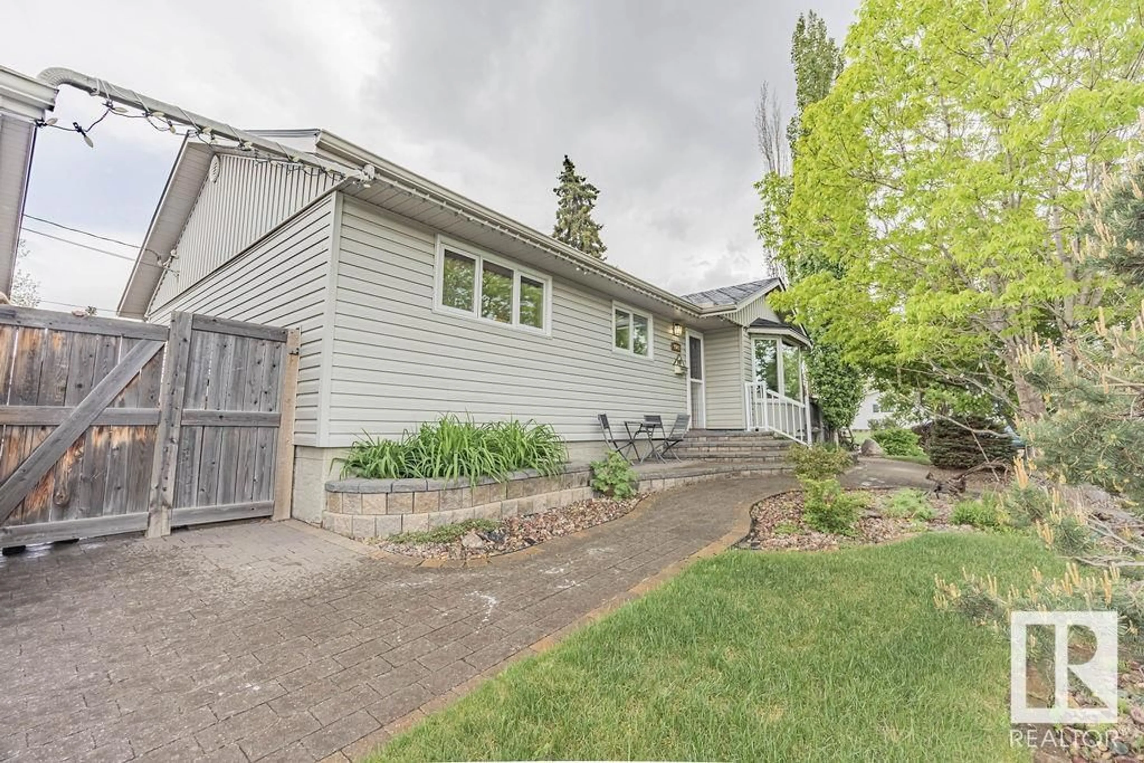 A pic from outside/outdoor area/front of a property/back of a property/a pic from drone, street for NW - 9503 54 ST, Edmonton Alberta T6B1H4