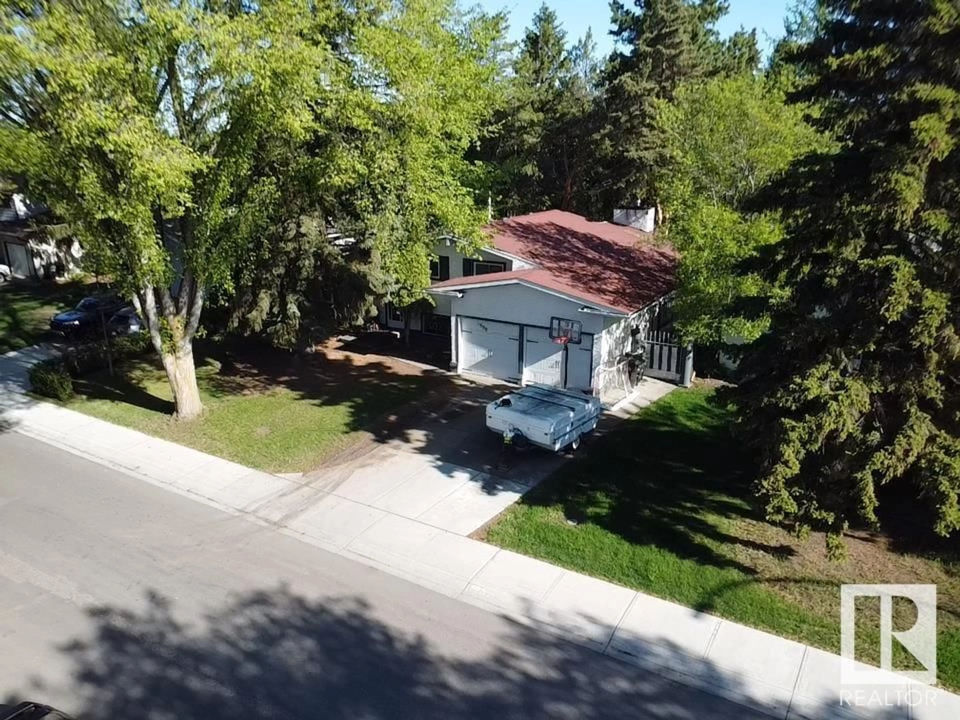A pic from outside/outdoor area/front of a property/back of a property/a pic from drone, street for 1990 GLENMORE AV, Sherwood Park Alberta T8A2G5