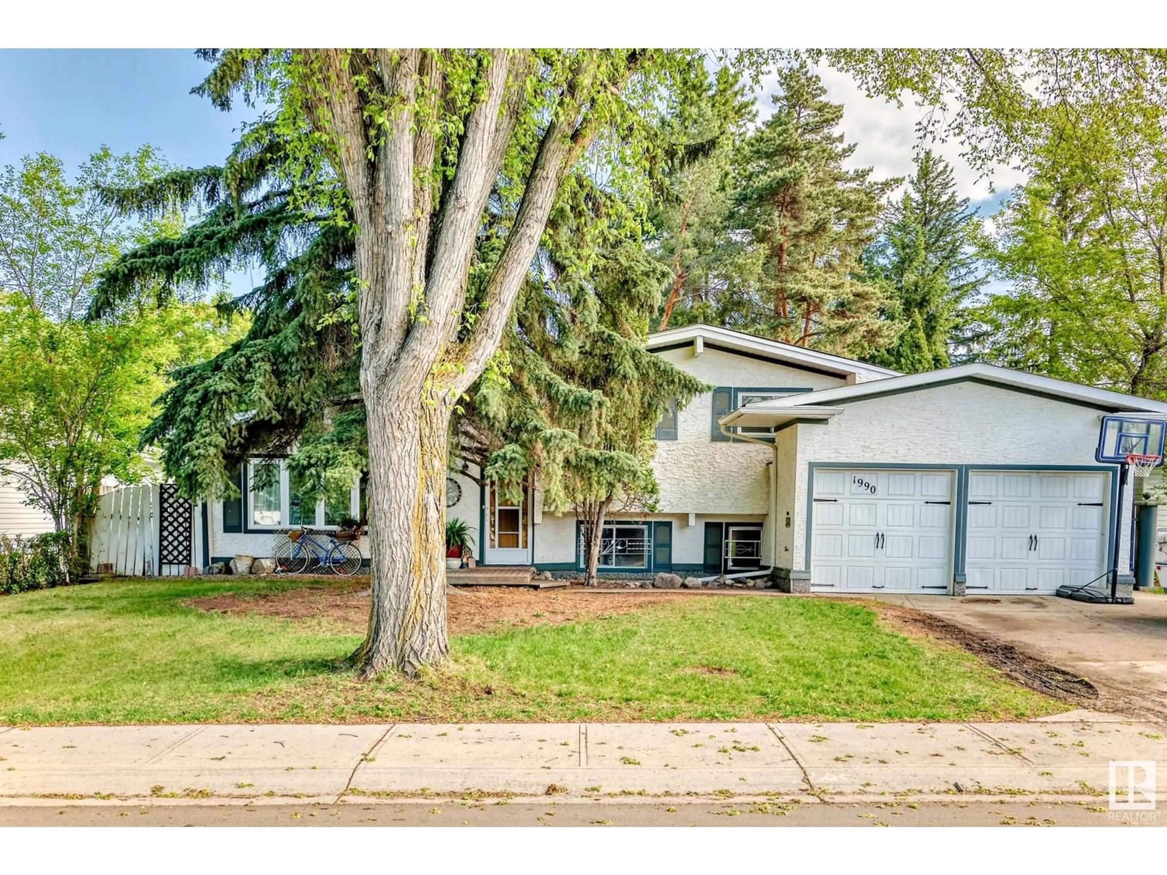 Home with vinyl exterior material, street for 1990 GLENMORE AV, Sherwood Park Alberta T8A2G5