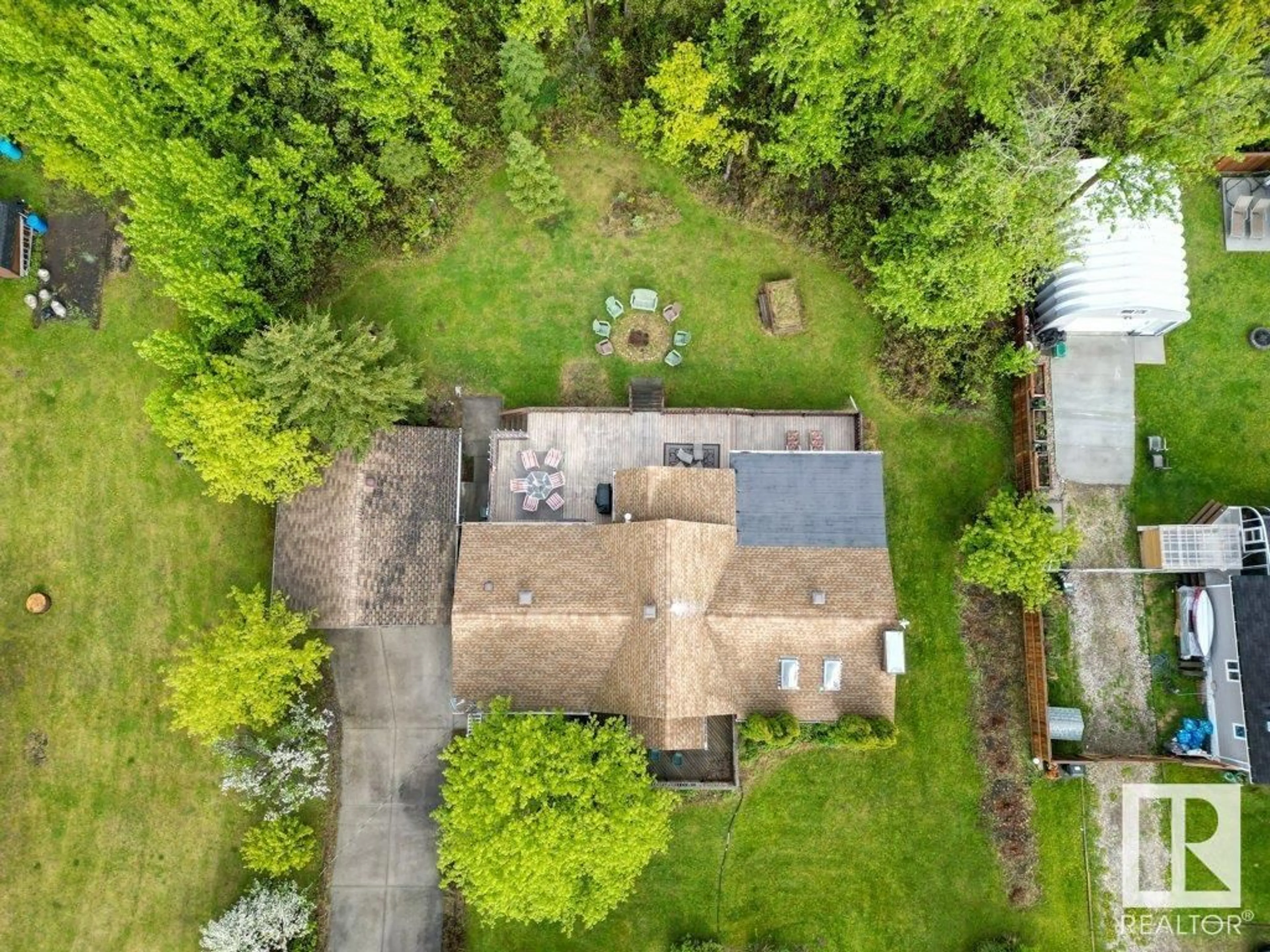 A pic from outside/outdoor area/front of a property/back of a property/a pic from drone, unknown for 51551 - 137 RGE ROAD 212 A, Rural Strathcona County Alberta T8G1B2