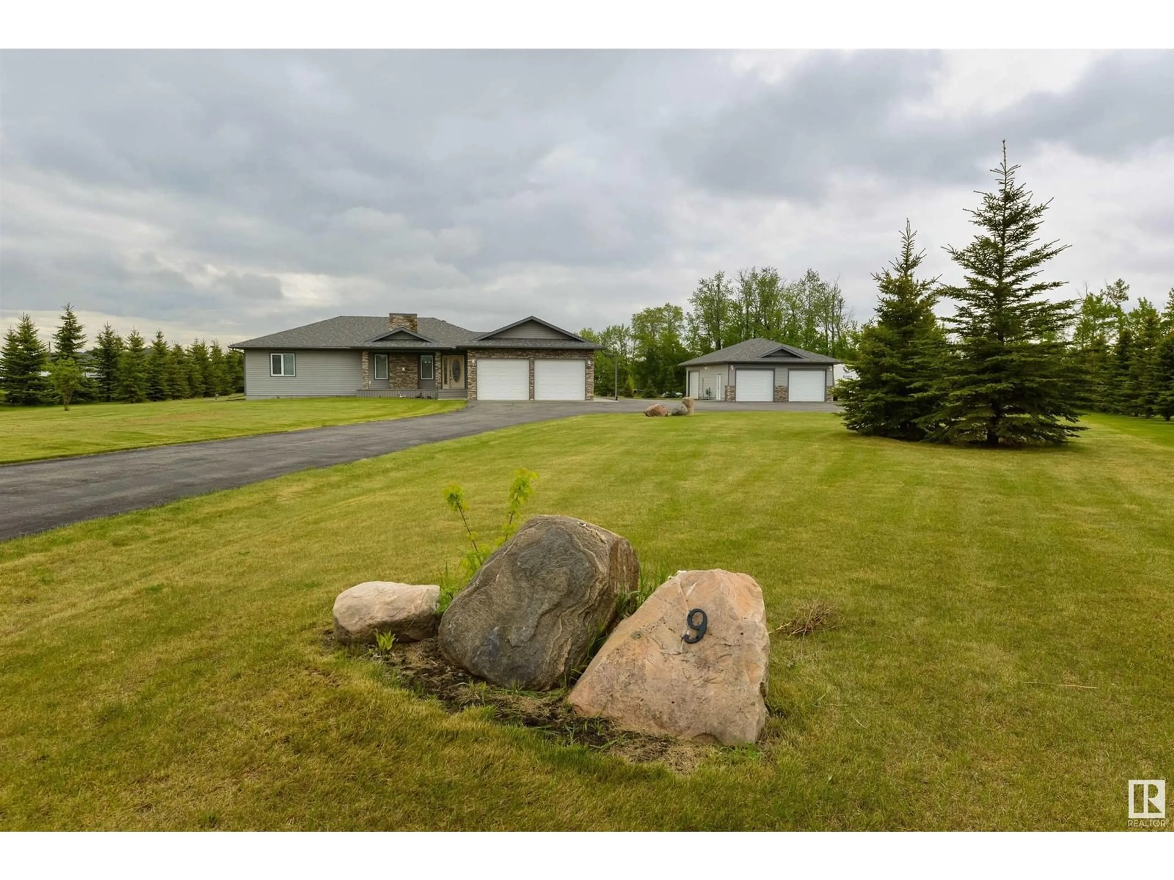 A pic from outside/outdoor area/front of a property/back of a property/a pic from drone, unknown for 9 - 53319 RGE ROAD 275, Rural Parkland County Alberta T7X3T2