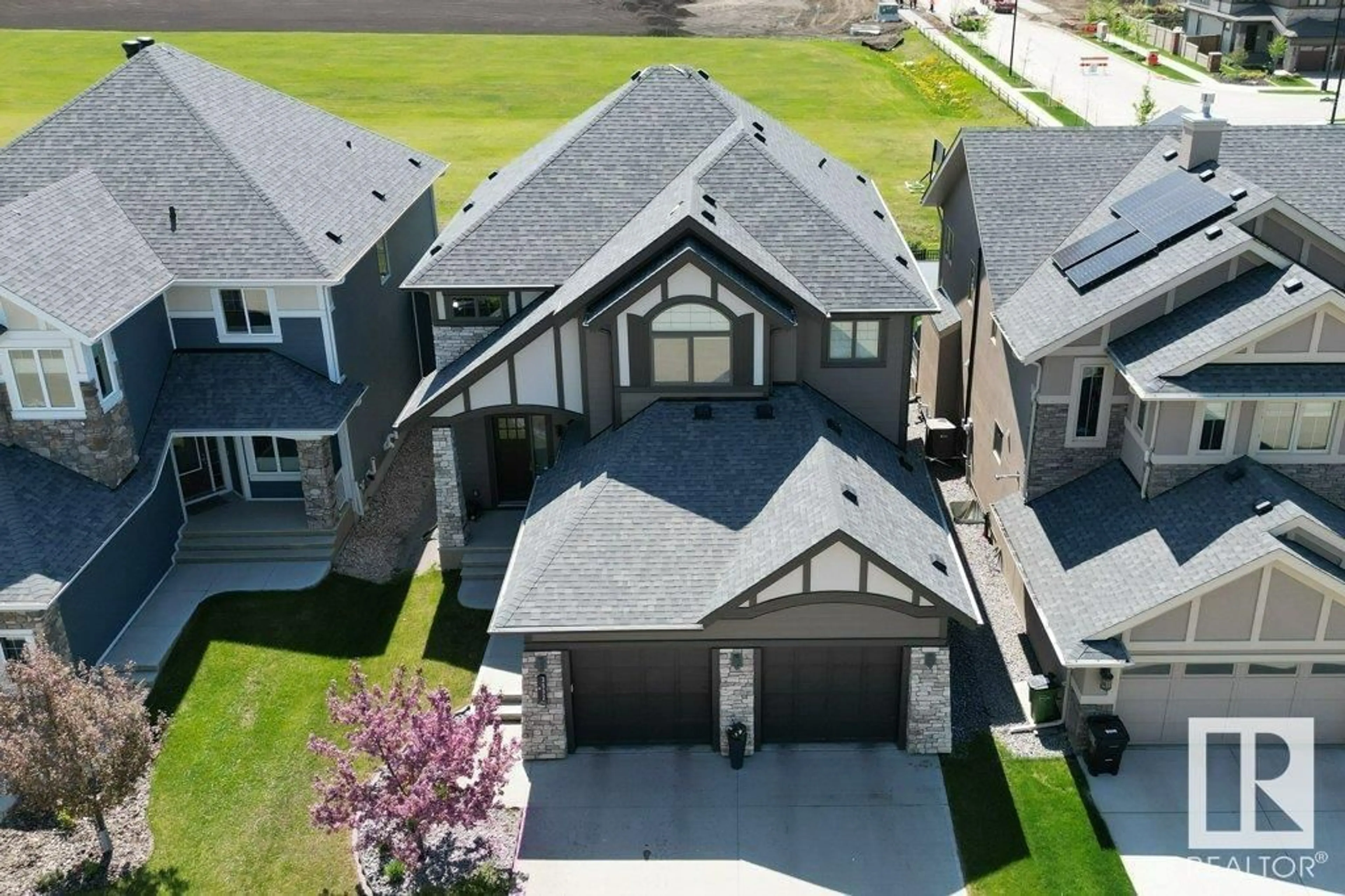 A pic from outside/outdoor area/front of a property/back of a property/a pic from drone, street for 3532 KESWICK BV, Edmonton Alberta T6W0S5