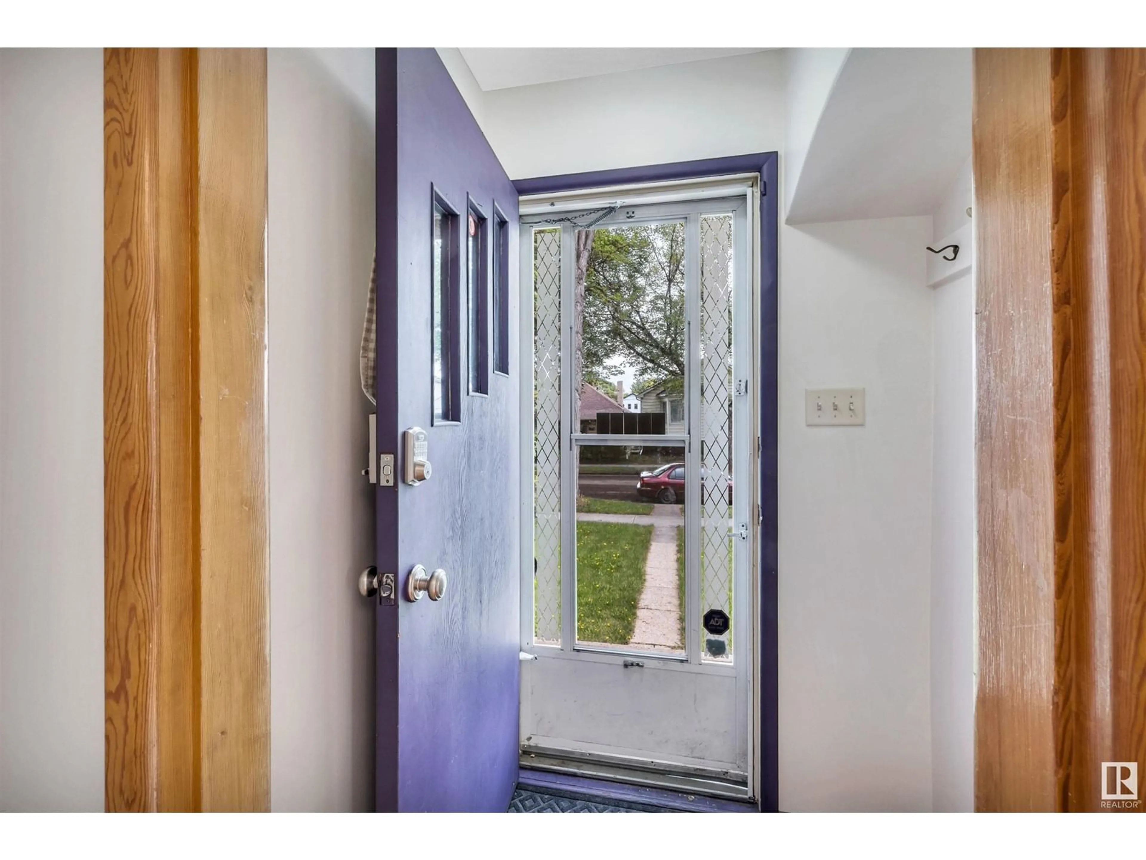 Indoor entryway for 11514 88 ST, Edmonton Alberta T5B3R3