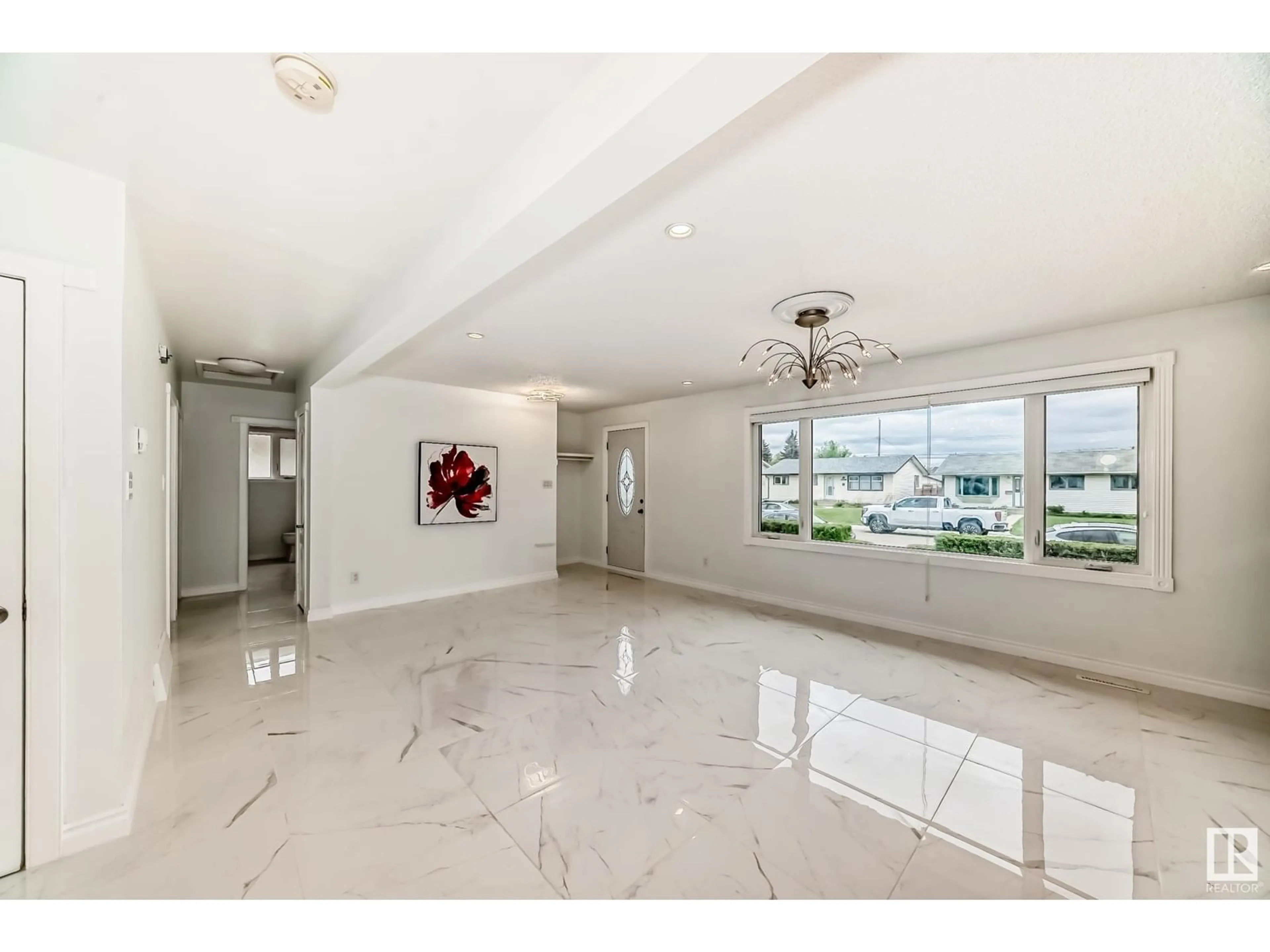 Indoor foyer for NW - 13516 112 ST, Edmonton Alberta T5E5A4