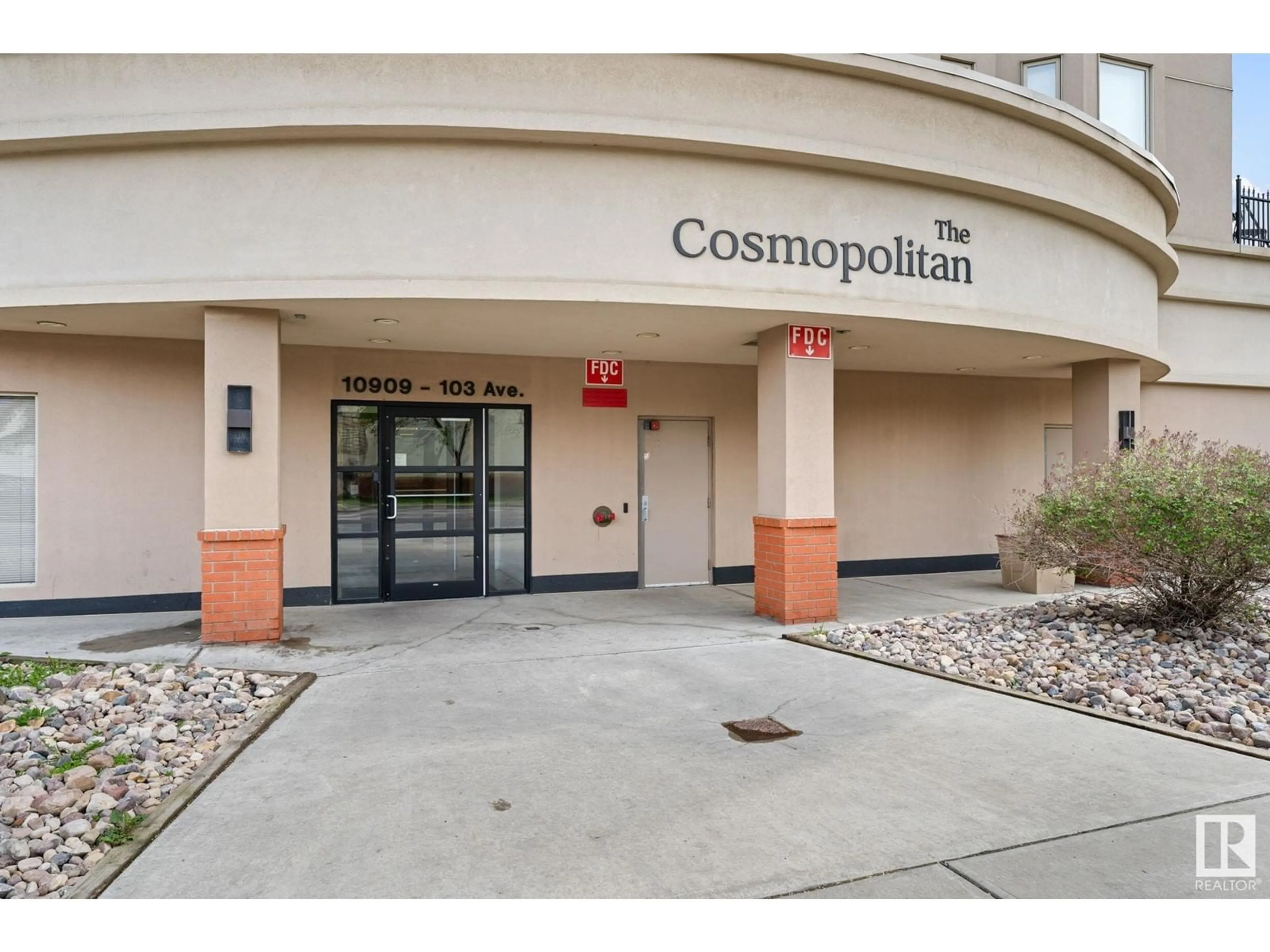 Indoor foyer for 907 10909 103 AV NW, Edmonton Alberta T6A0V8