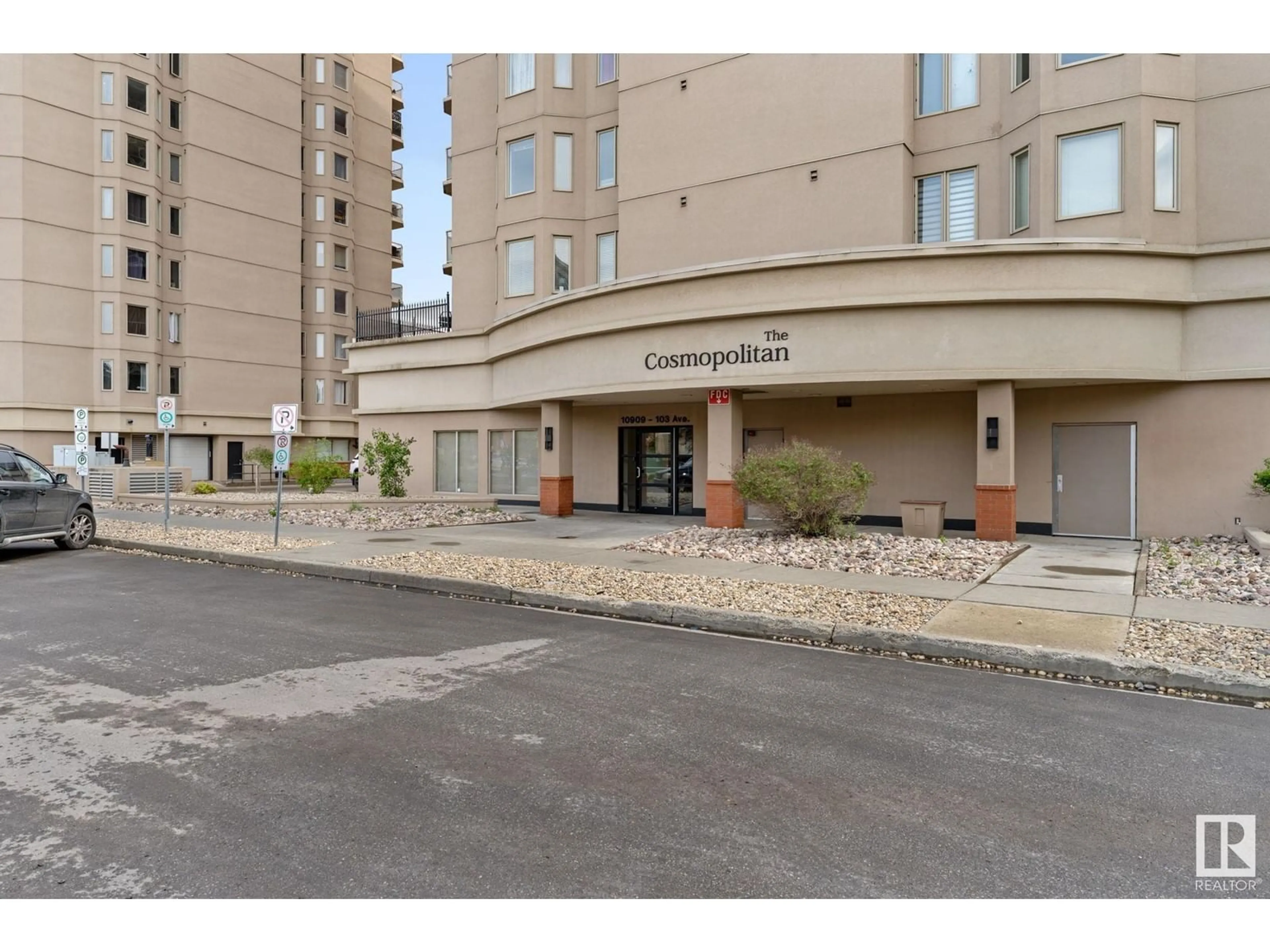 Indoor foyer for 907 10909 103 AV NW, Edmonton Alberta T6A0V8