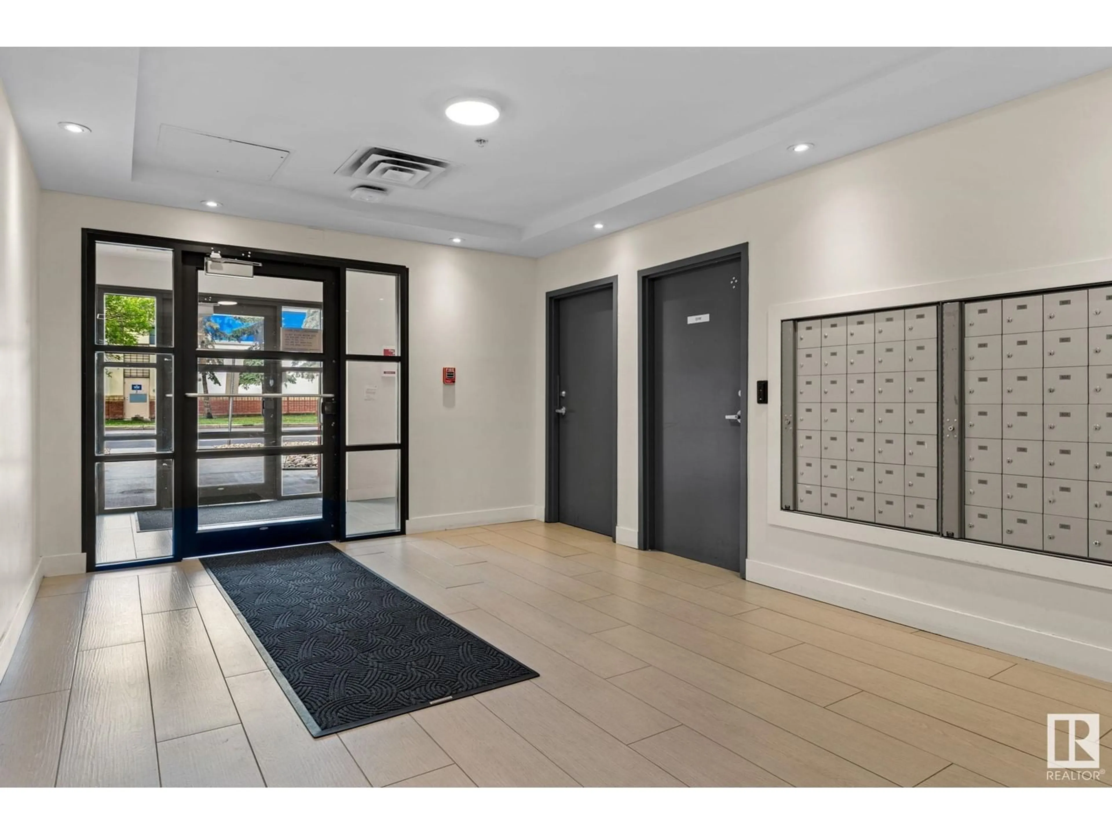 Indoor foyer for 907 10909 103 AV NW, Edmonton Alberta T6A0V8