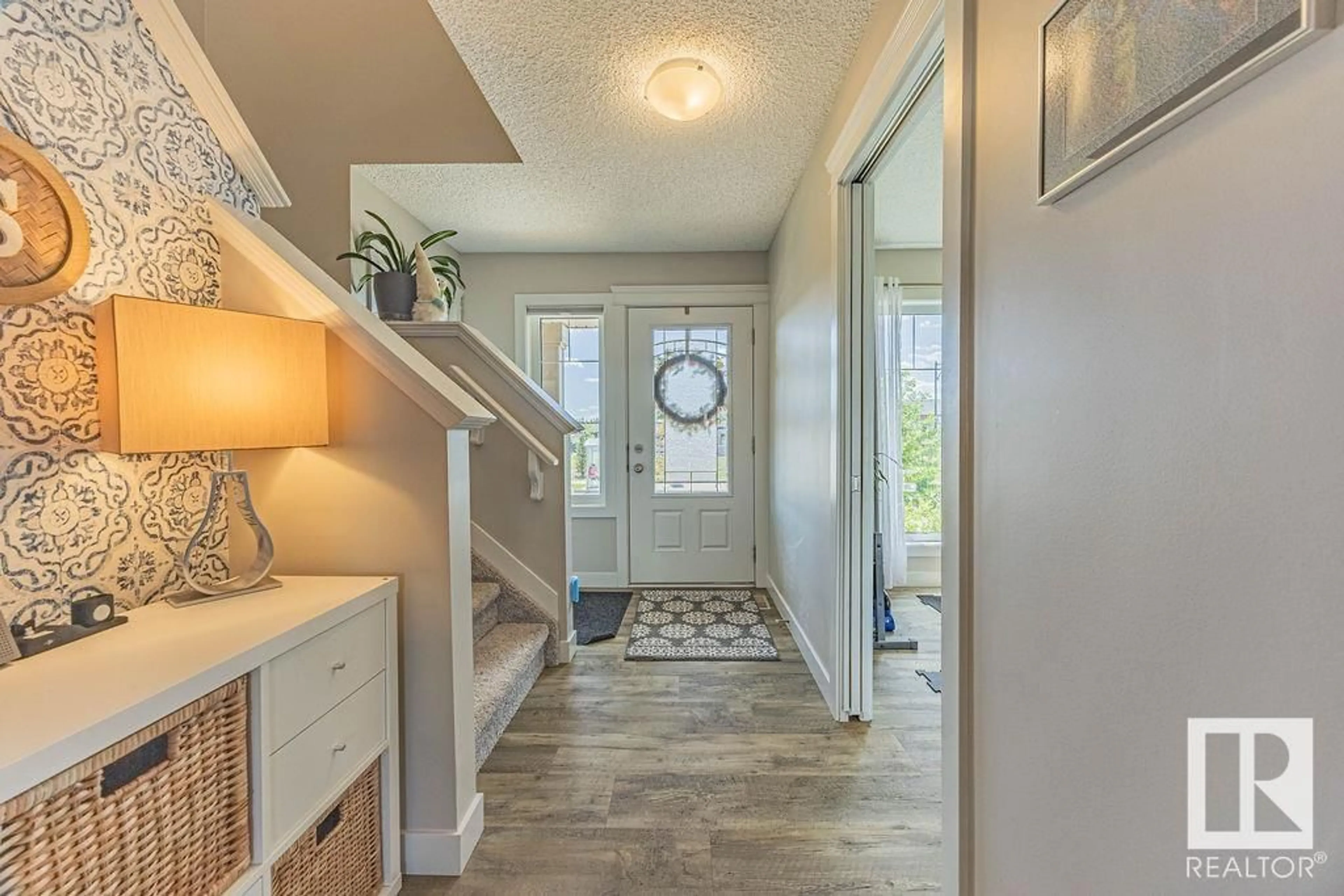Indoor entryway for 5118 22 AV, Edmonton Alberta T6X2H7