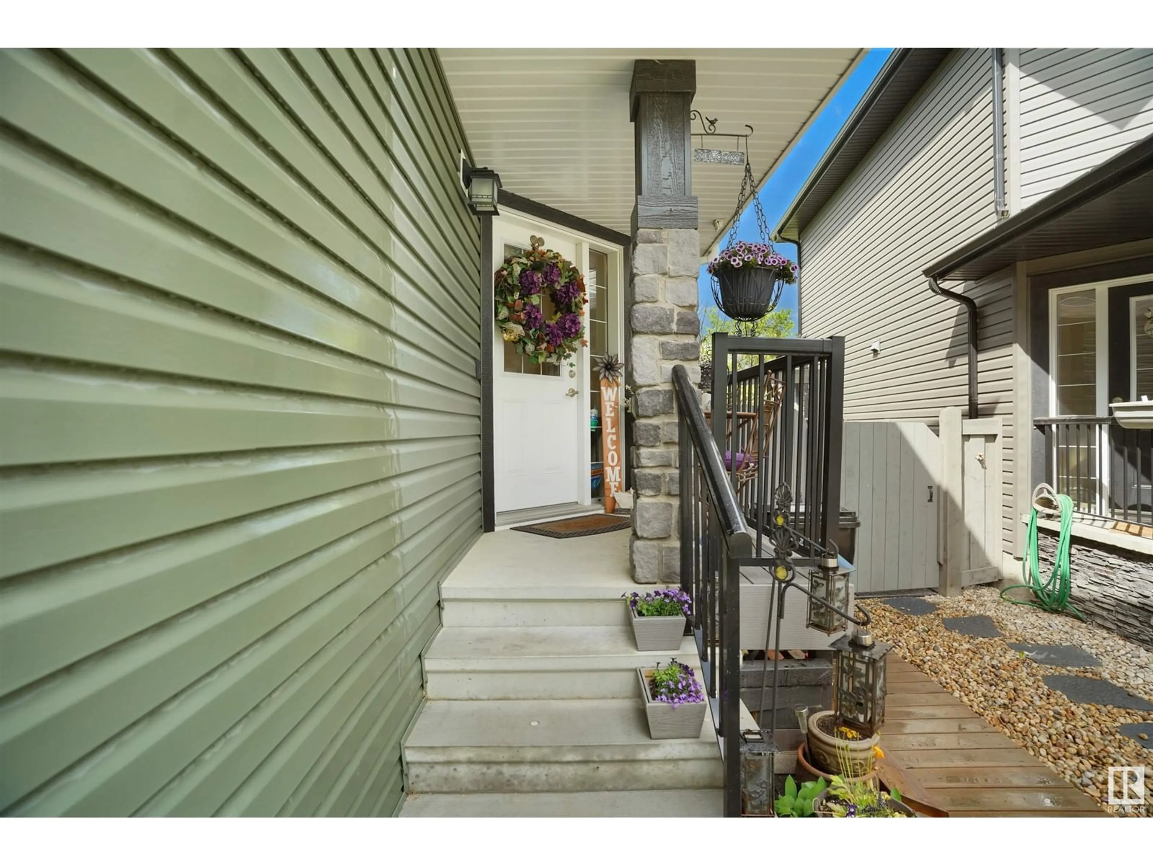 Indoor entryway for 17604 10 AV, Edmonton Alberta T6W1Z8