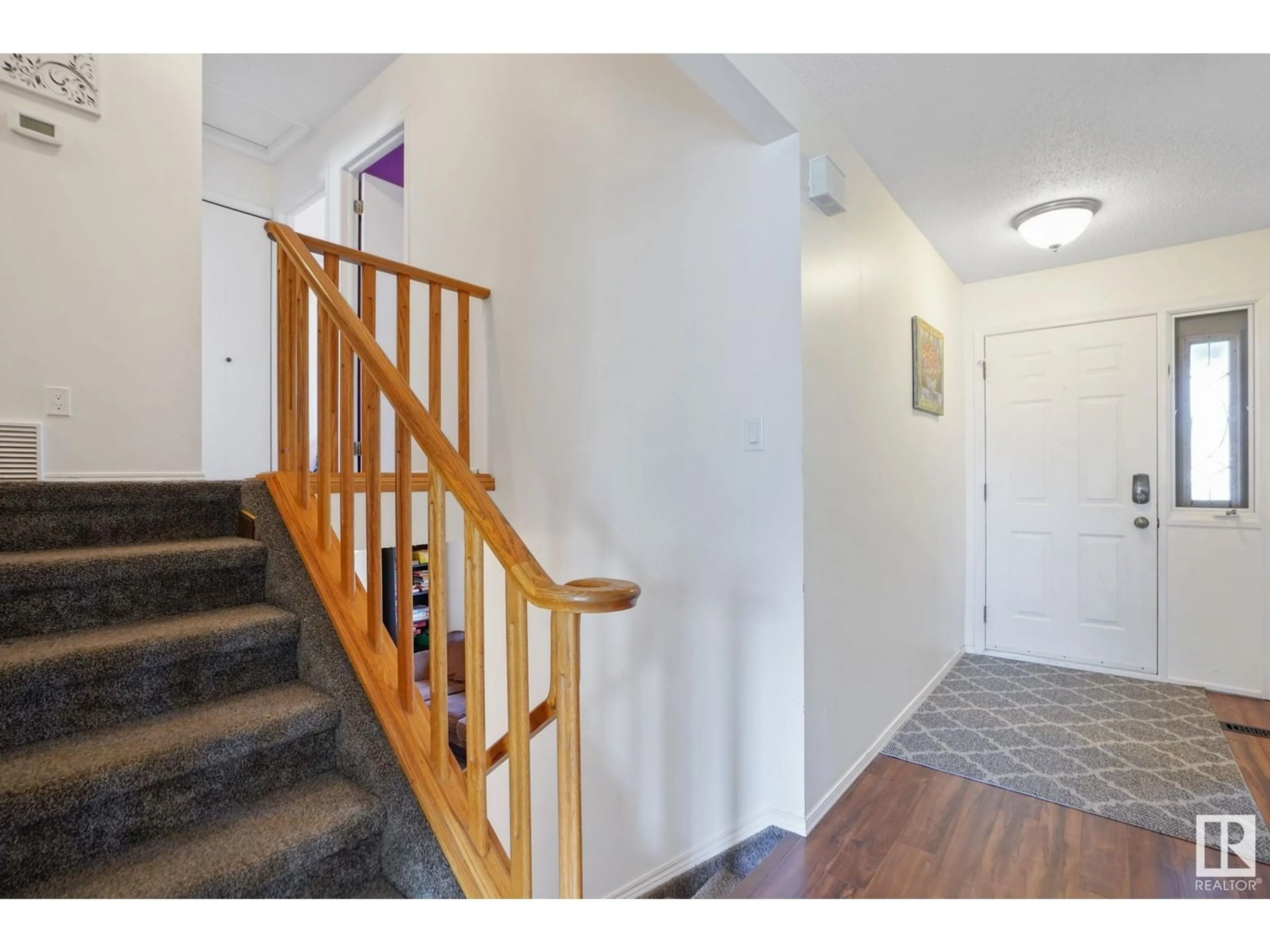 Indoor entryway for 2141 78 ST, Edmonton Alberta T6K2E4