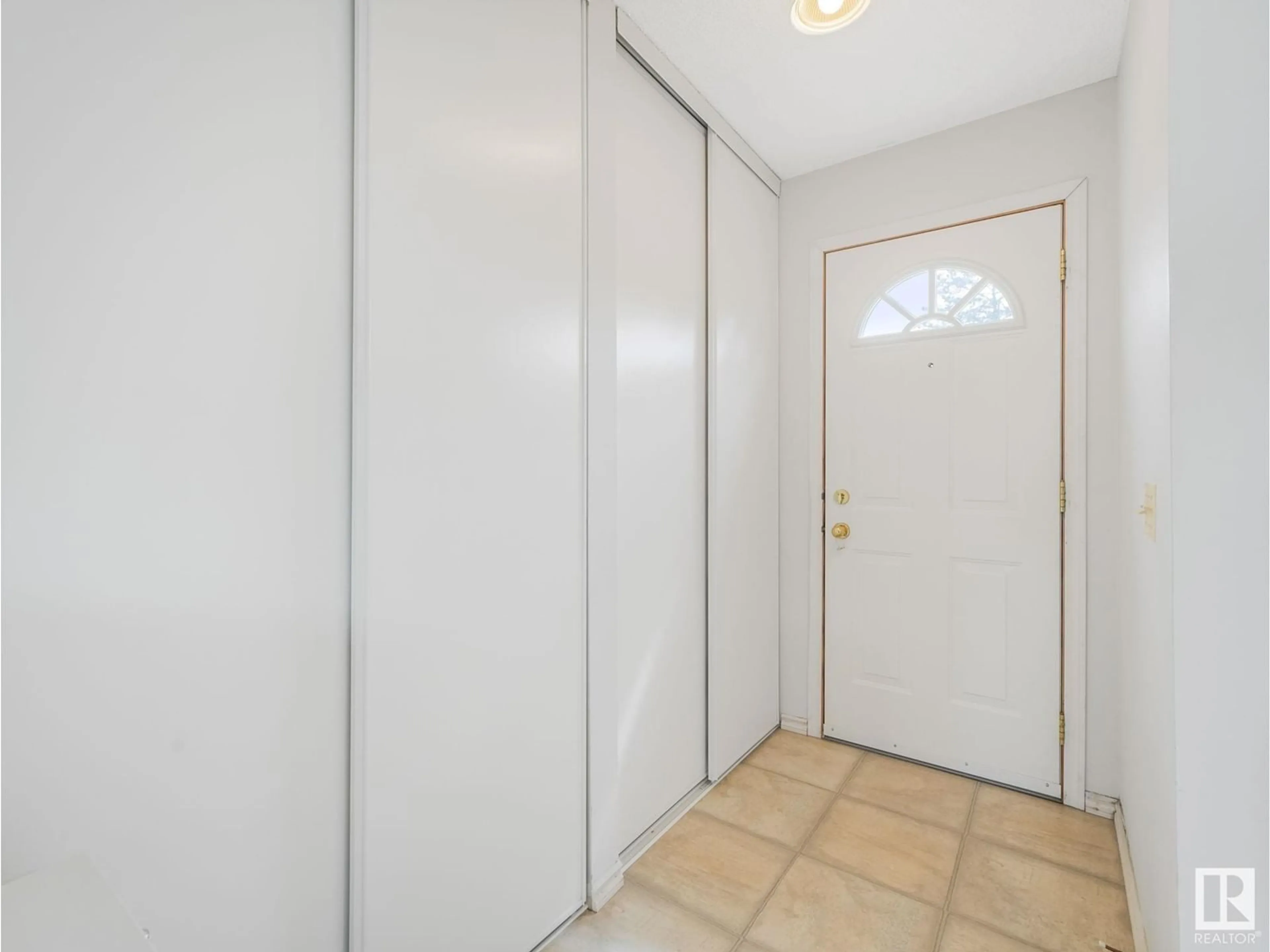 Indoor entryway for 18156 93 AV, Edmonton Alberta T5T1Y1