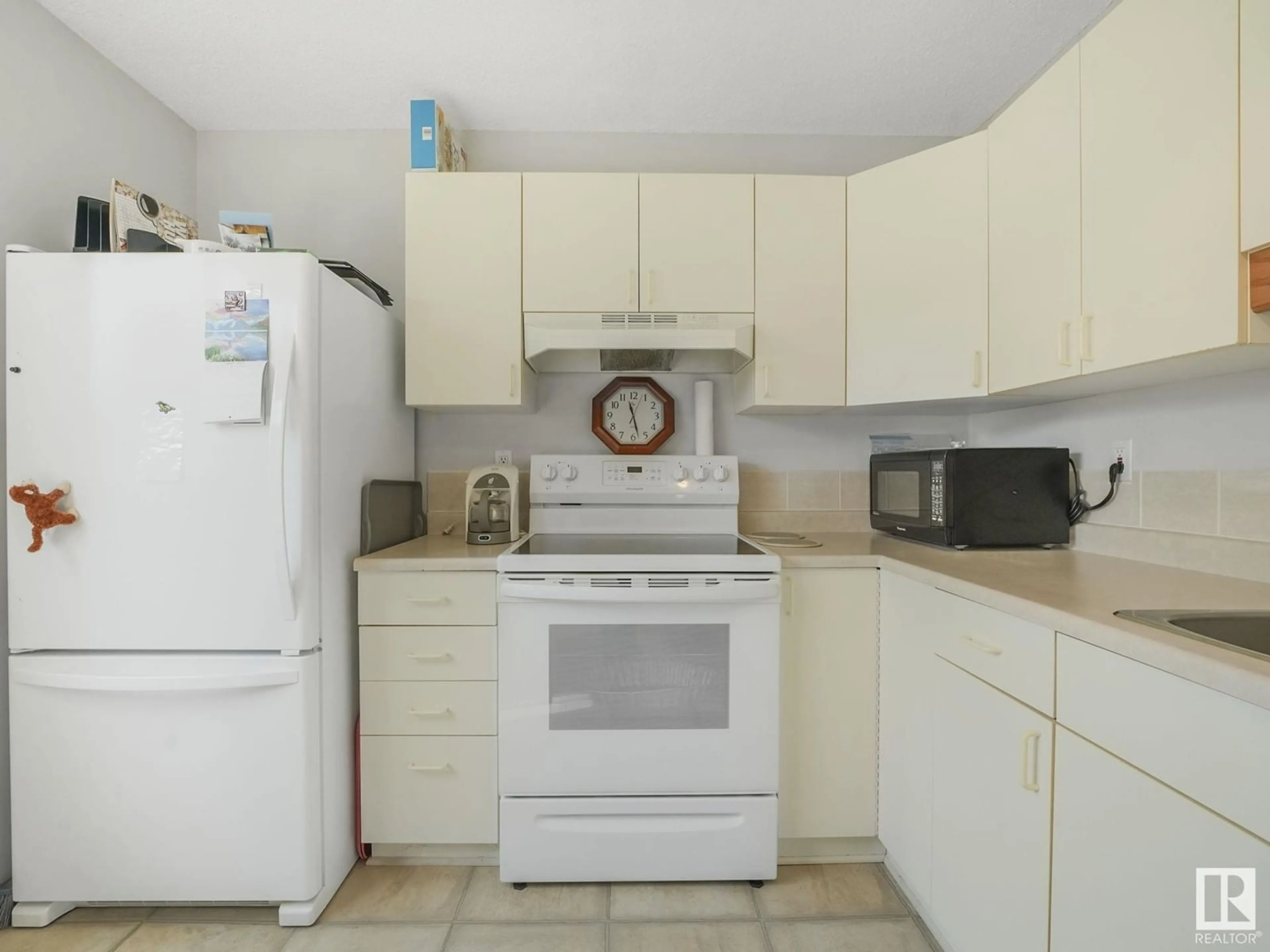 Standard kitchen, unknown for 18156 93 AV, Edmonton Alberta T5T1Y1