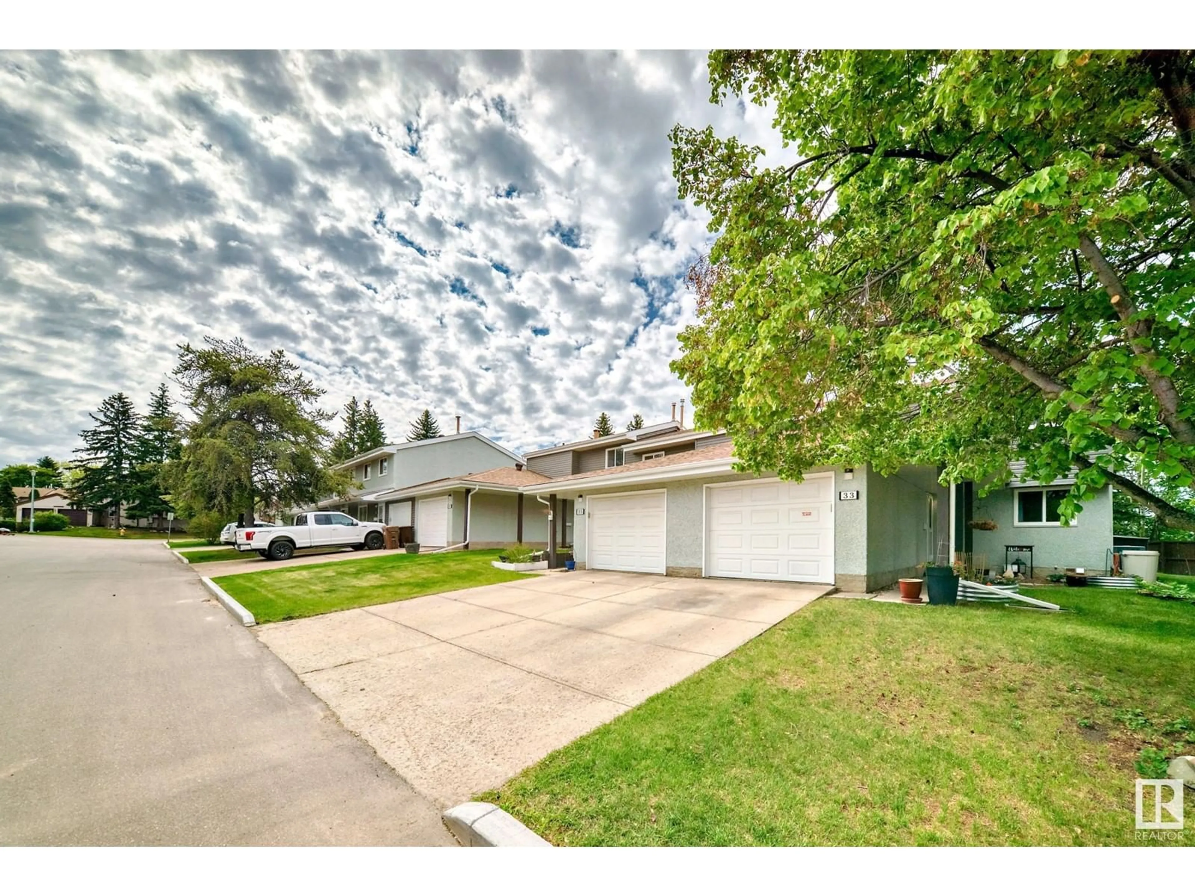 A pic from outside/outdoor area/front of a property/back of a property/a pic from drone, street for 33 GRANDIN WOODS, St. Albert Alberta T8N2Y4
