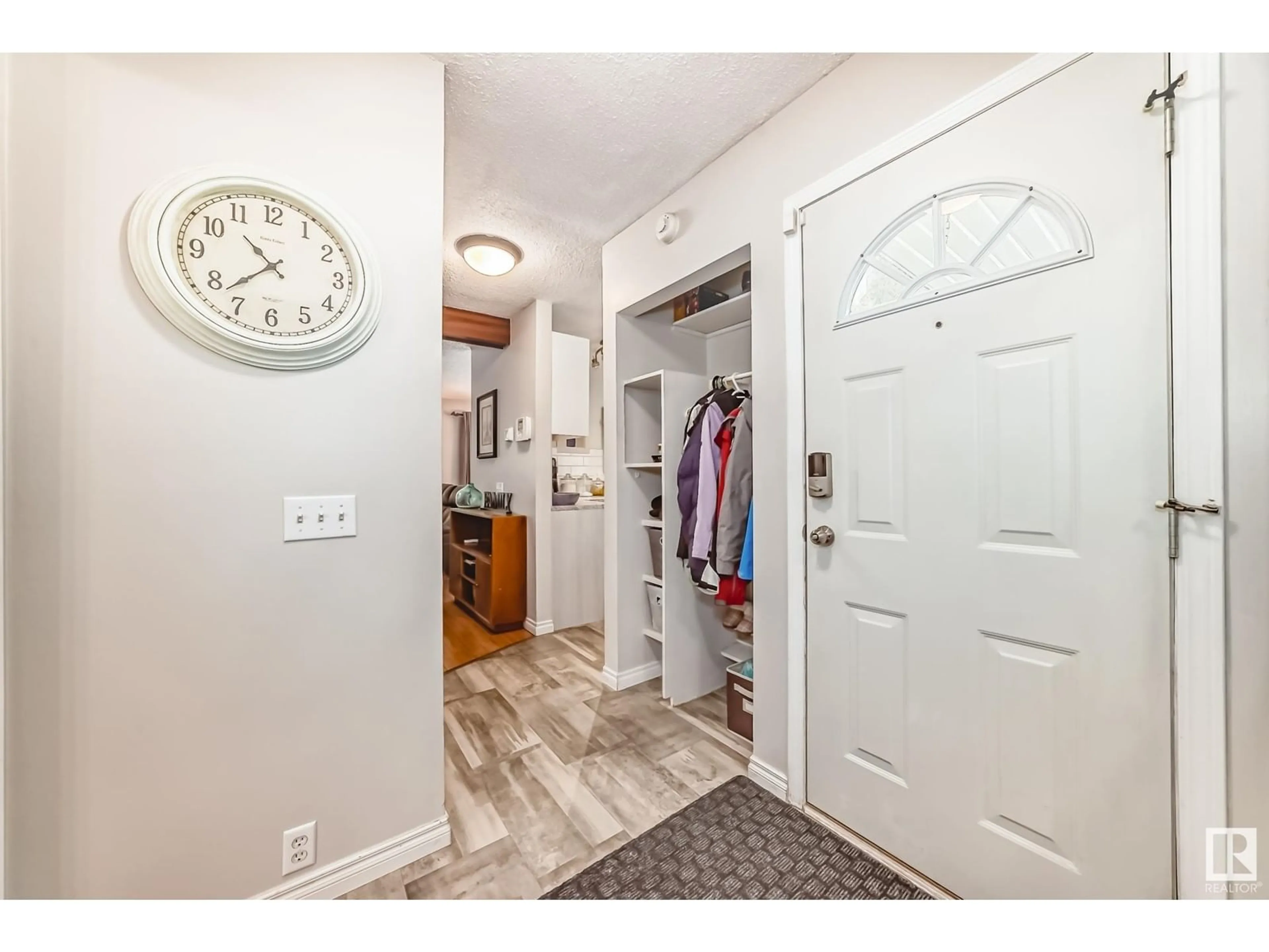 Indoor entryway for 33 GRANDIN WOODS, St. Albert Alberta T8N2Y4