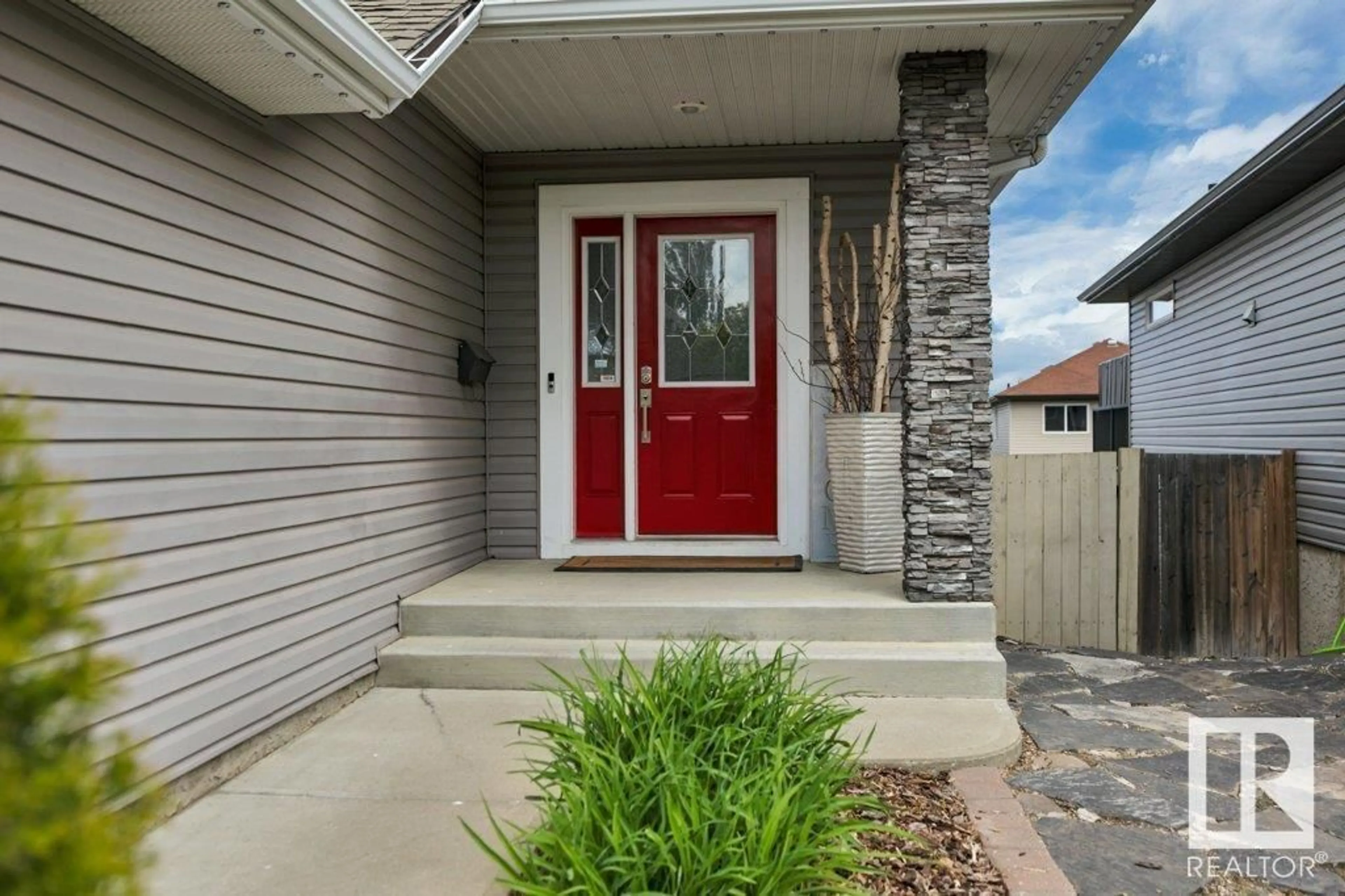 Indoor entryway for 126 RIDGELAND CR, Sherwood Park Alberta T8A6N6