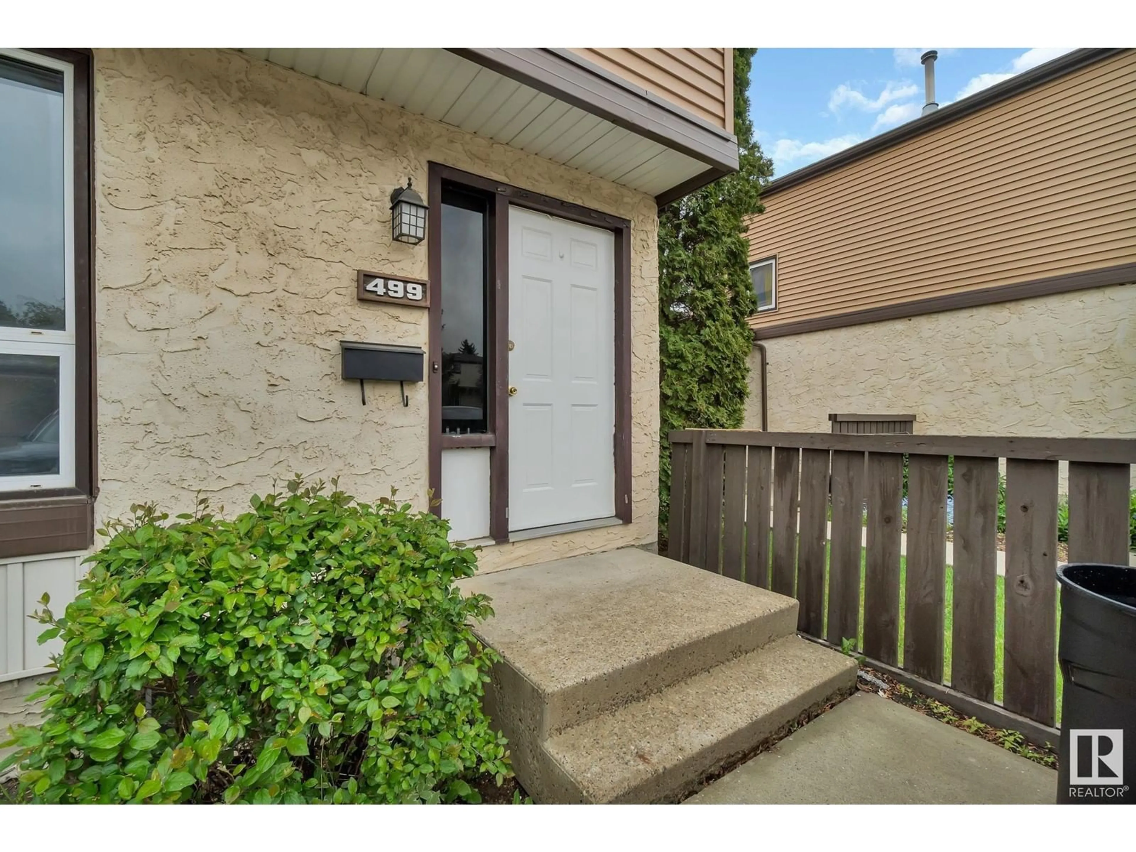 Indoor entryway for 499 KNOTTWOOD RD W, Edmonton Alberta T6K2V6