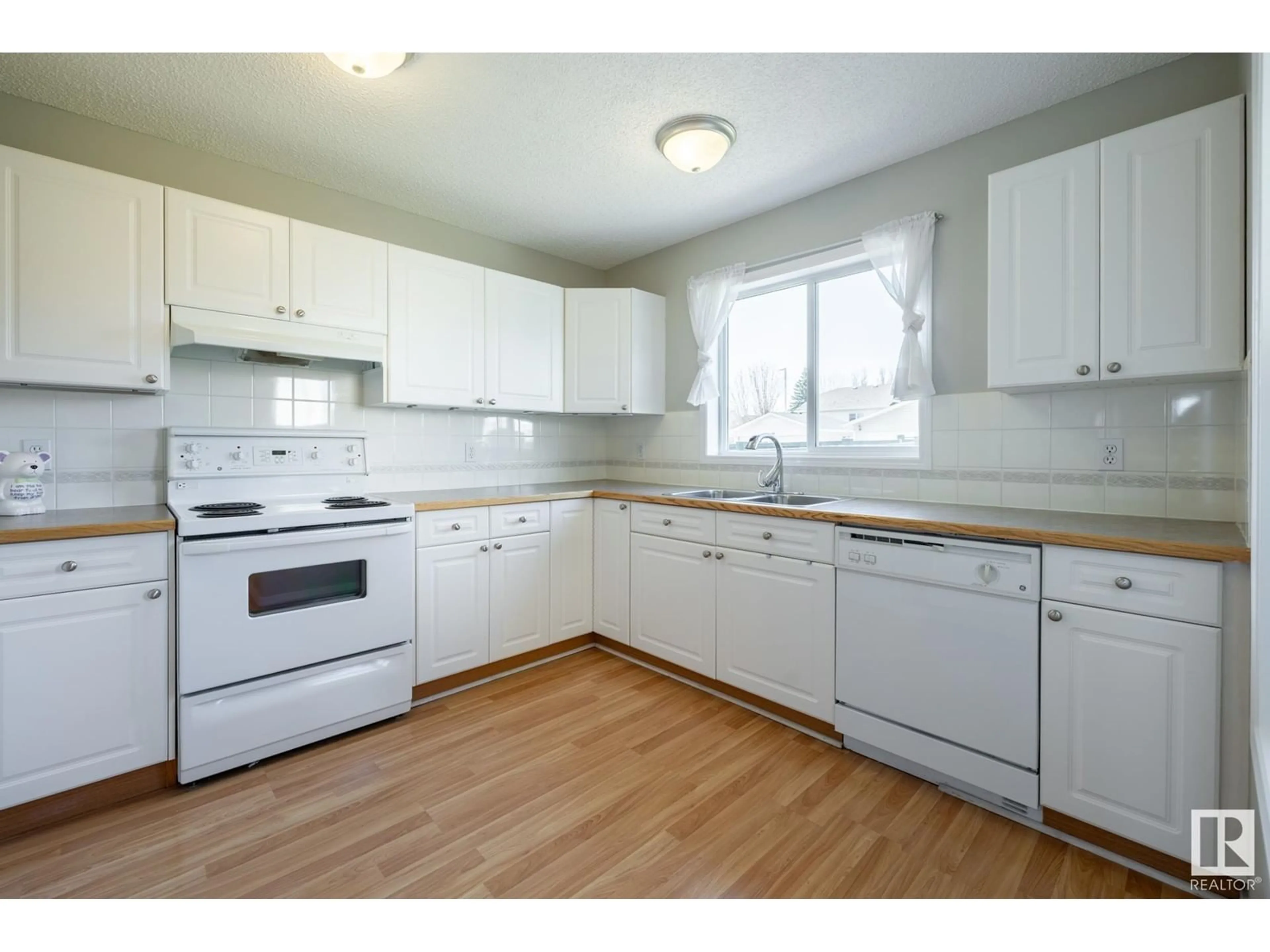 Standard kitchen, wood/laminate floor for 1136 GRANTHAM DR, Edmonton Alberta T5T6L1