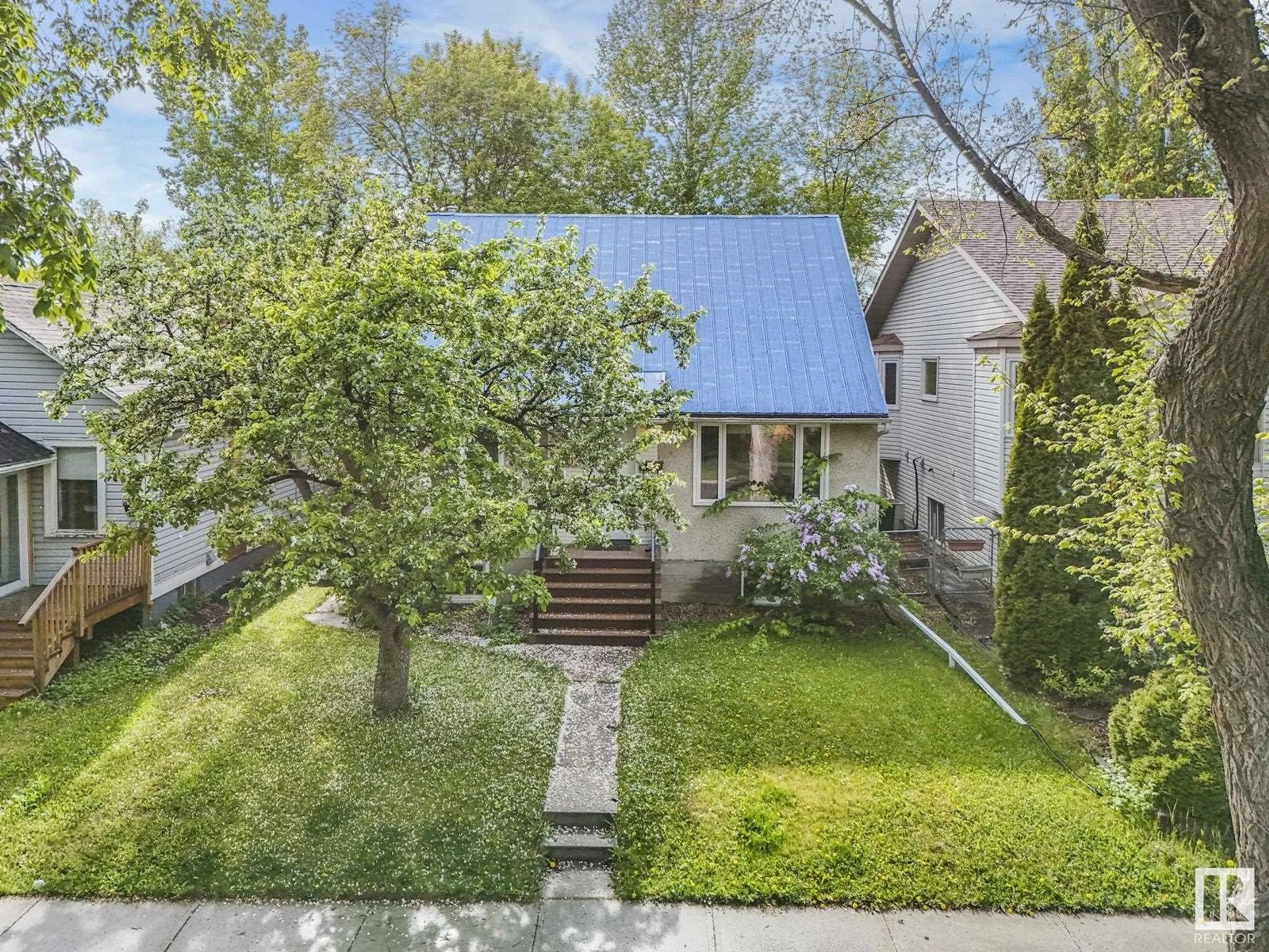 A pic from outside/outdoor area/front of a property/back of a property/a pic from drone, street for 11514 122 ST, Edmonton Alberta T5M0C1