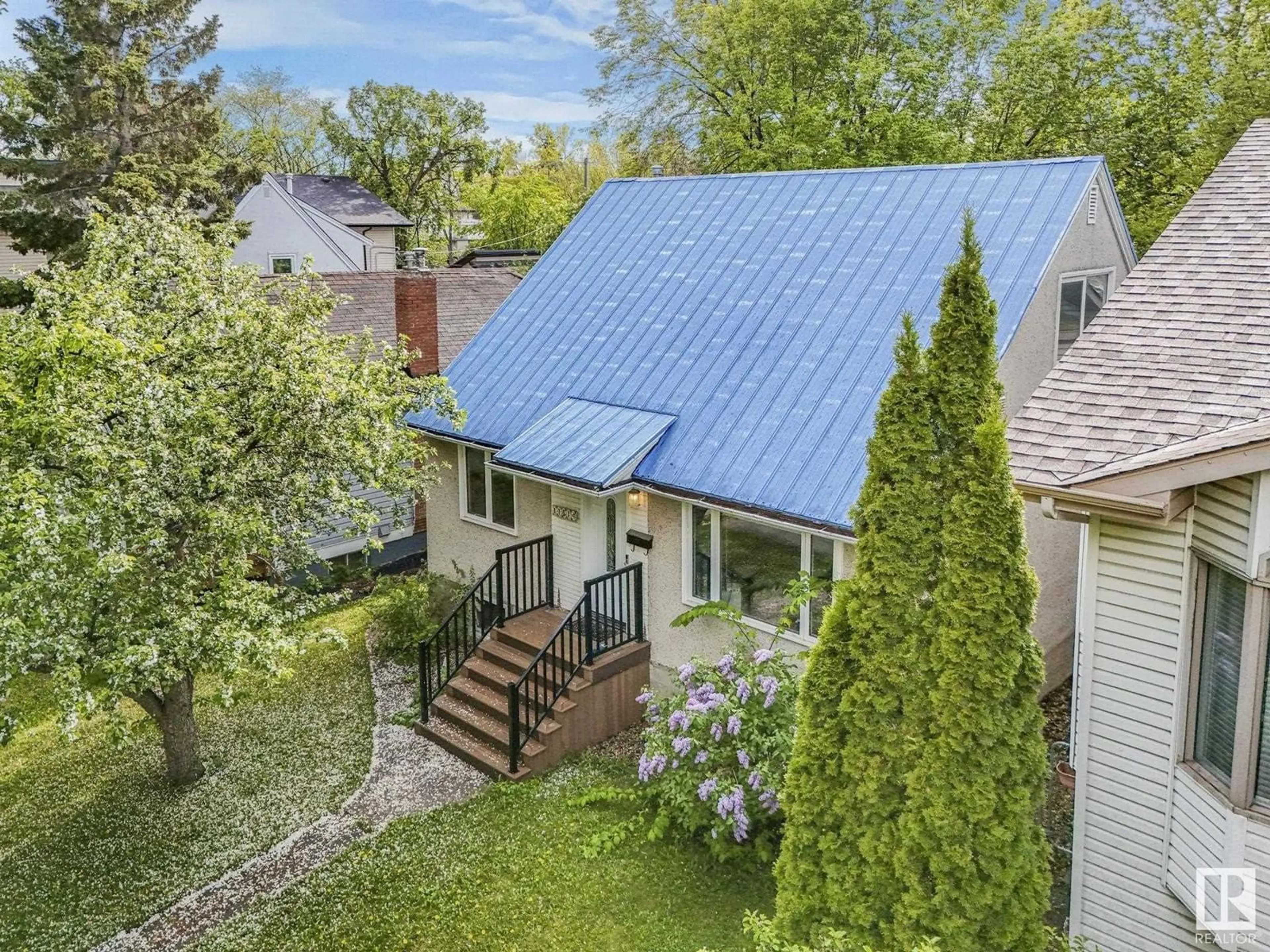 A pic from outside/outdoor area/front of a property/back of a property/a pic from drone, street for 11514 122 ST, Edmonton Alberta T5M0C1