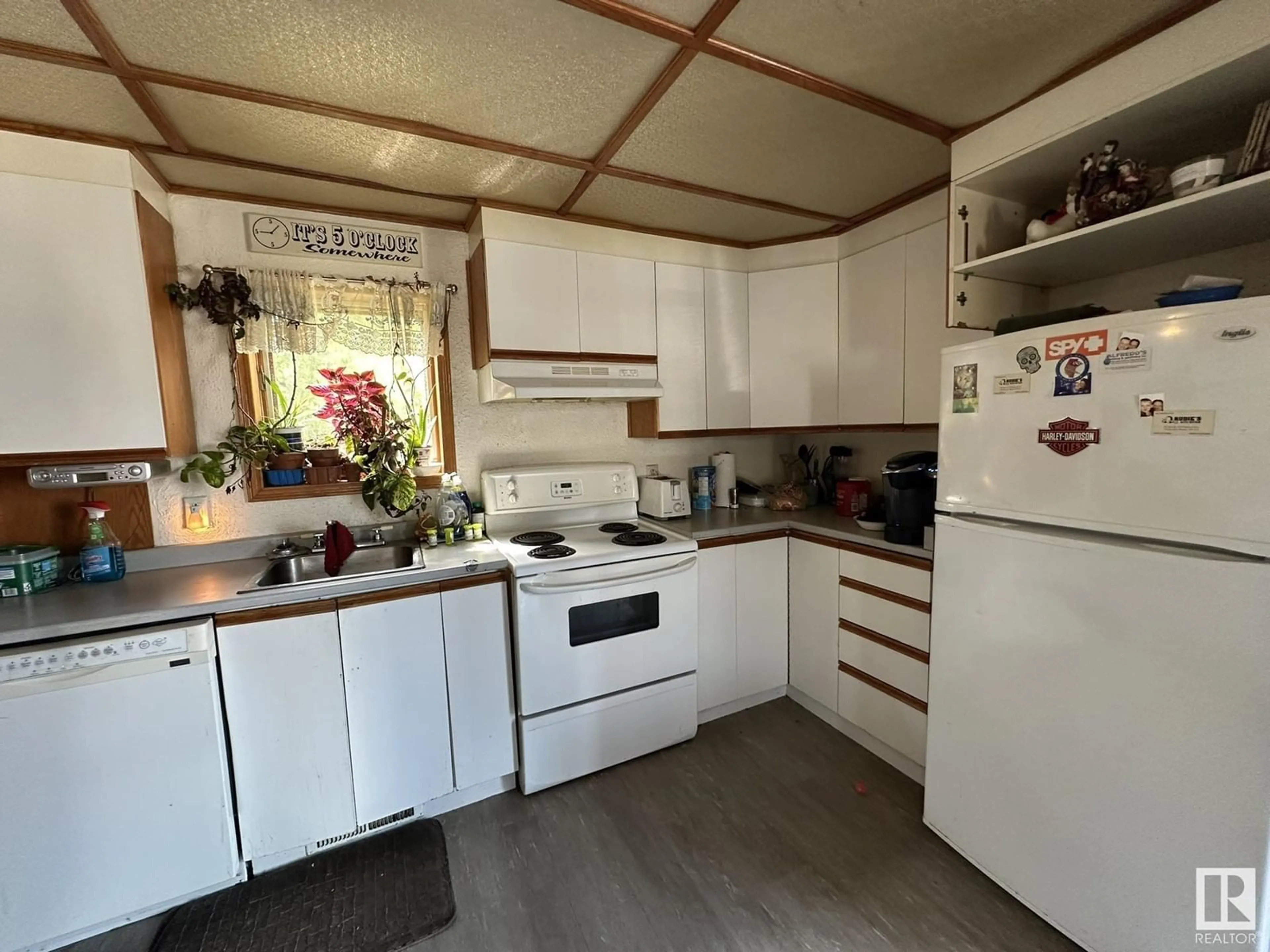 Standard kitchen, unknown for 4510 50 ST, Smoky Lake Town Alberta T0A3C0