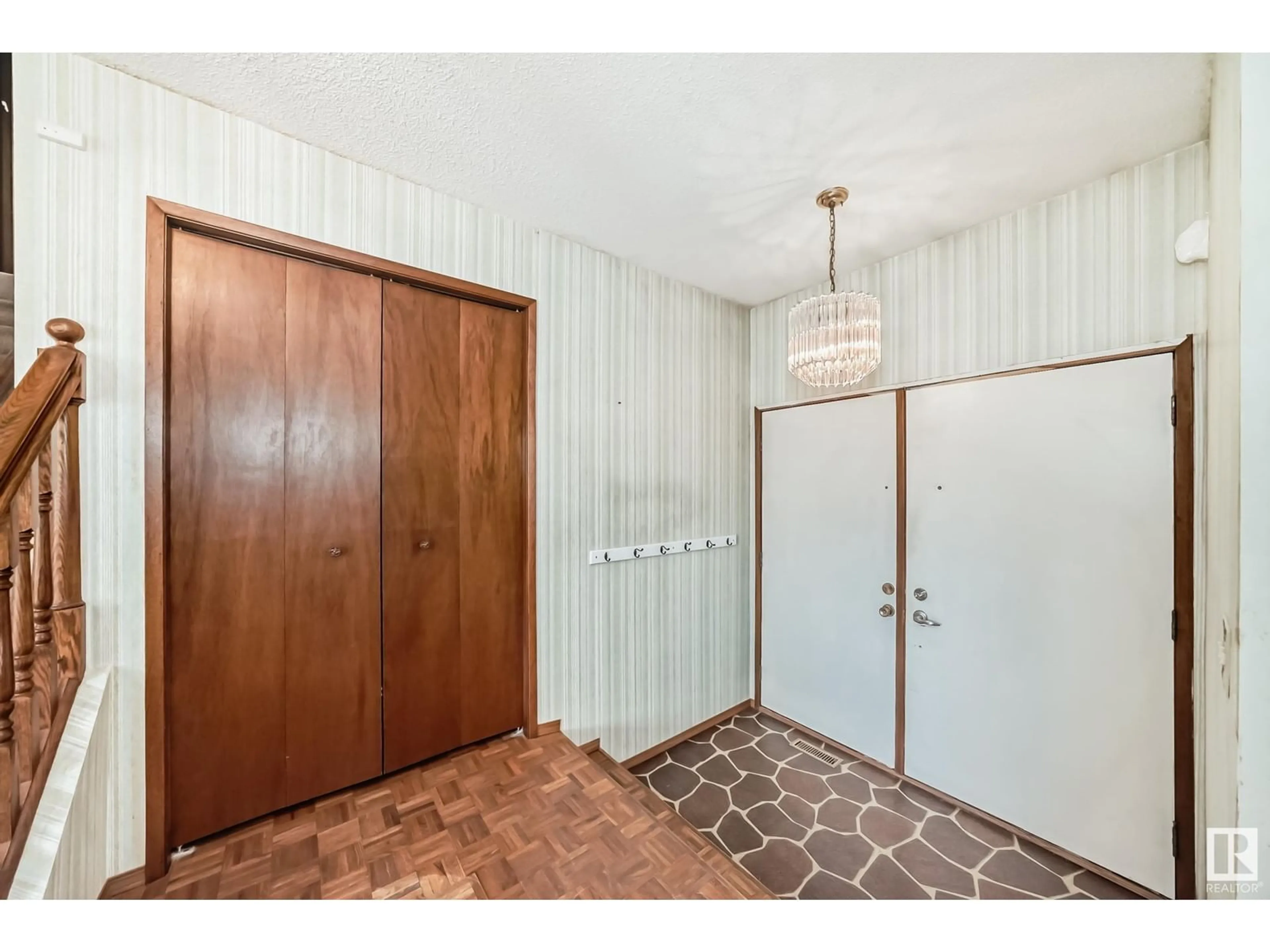 Indoor entryway for 280 WESTRIDGE RD, Edmonton Alberta T5T1C3