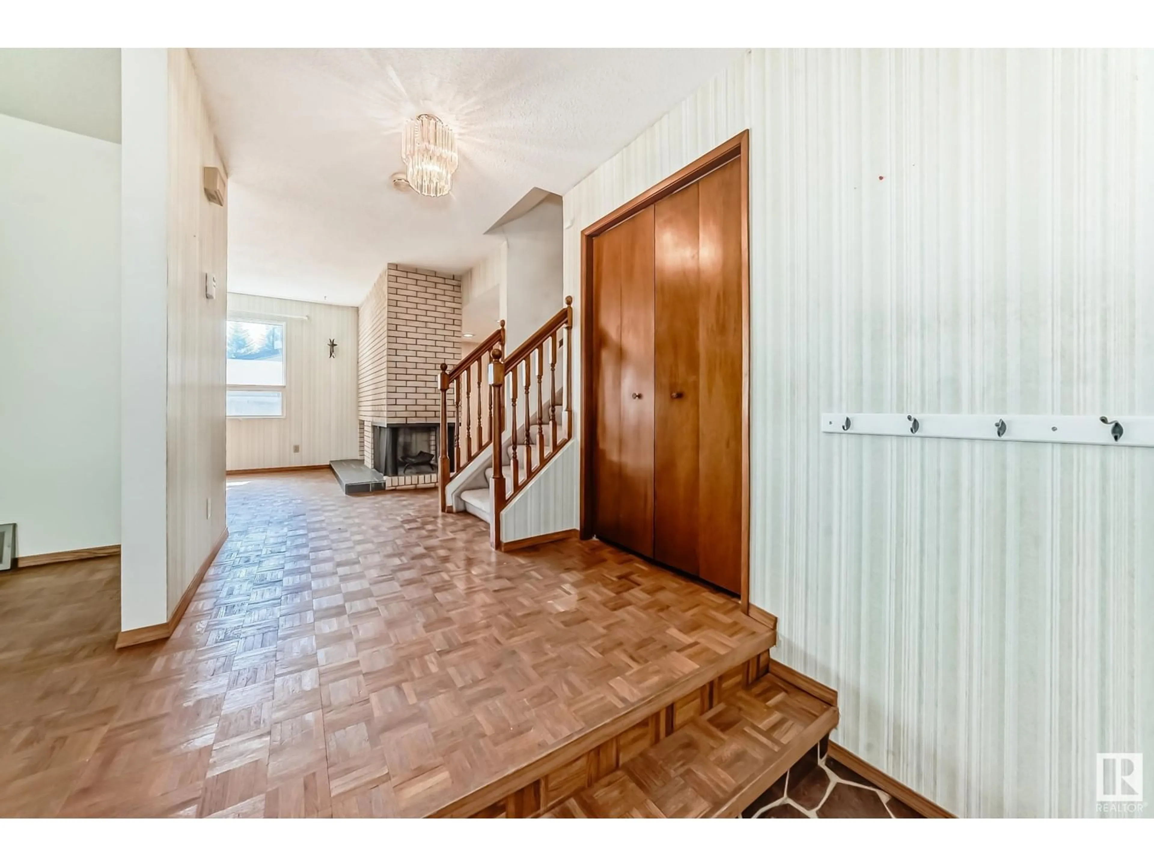 Indoor foyer for 280 WESTRIDGE RD, Edmonton Alberta T5T1C3