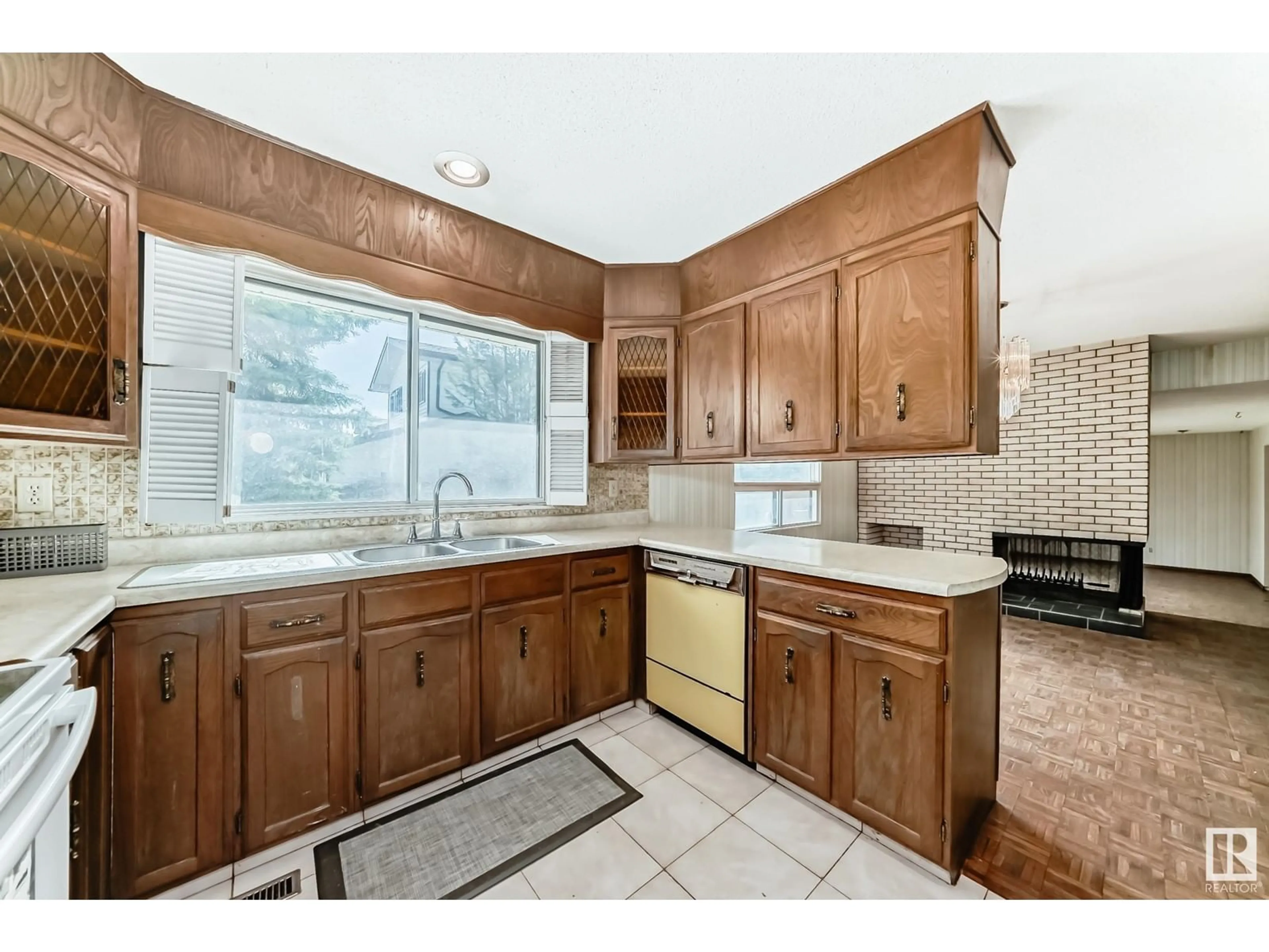 Standard kitchen, ceramic/tile floor for 280 WESTRIDGE RD, Edmonton Alberta T5T1C3