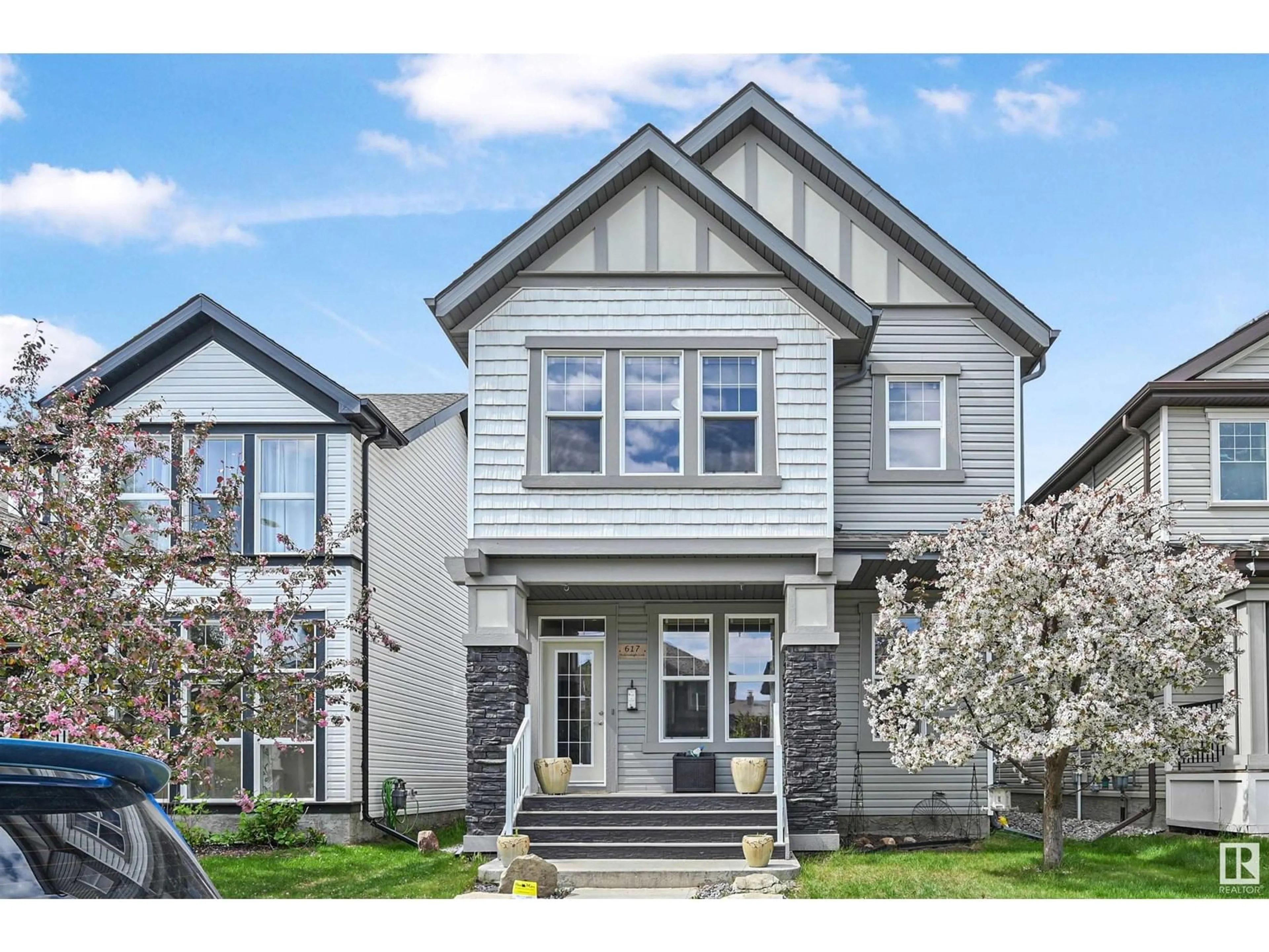 Home with vinyl exterior material, street for LI NW - 617 MCDONOUGH LINK, Edmonton Alberta T5Y0M8